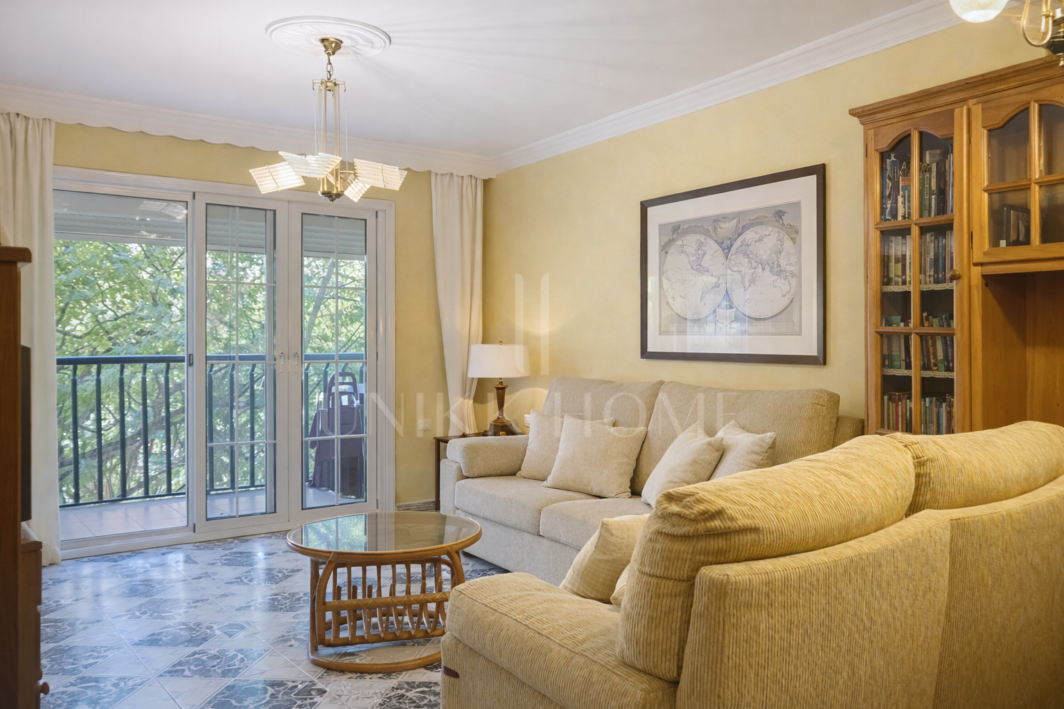3-bedroom apartment on Avda Andalucia - potential near the beach and amenities - Estepona Centro