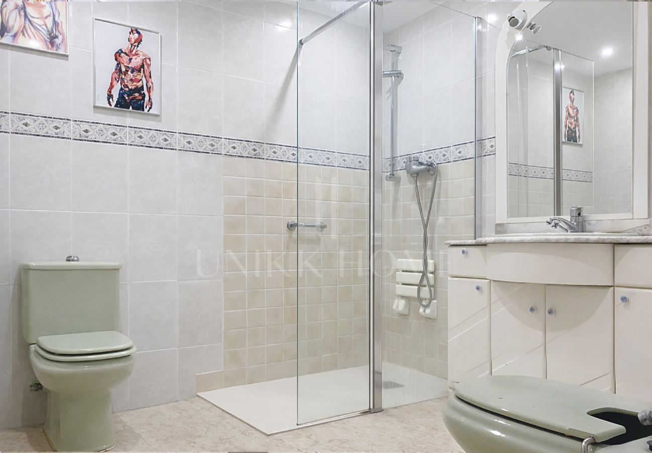 3-bedroom apartment on Avda Andalucia - potential near the beach and amenities - Estepona Centro