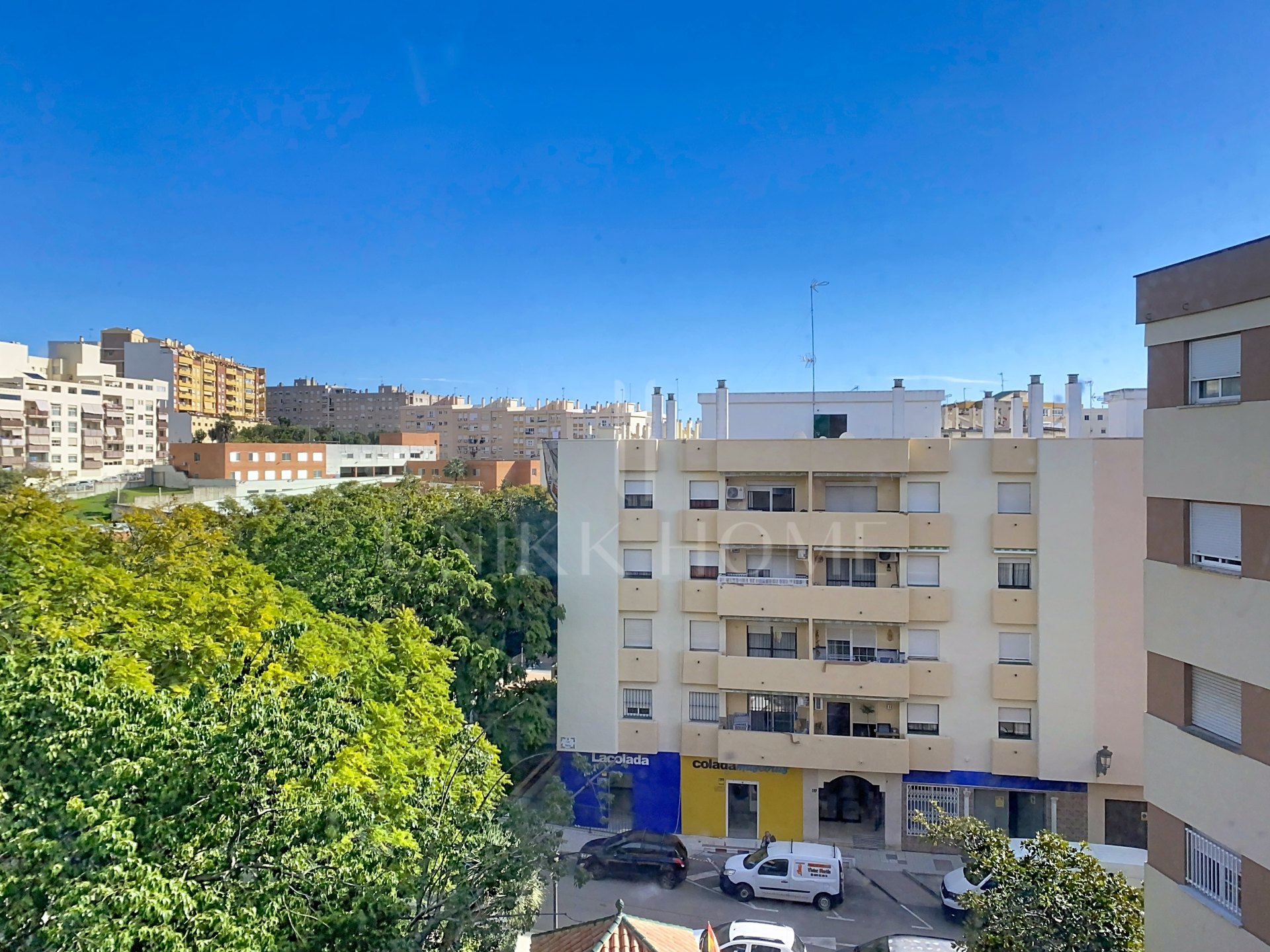 3-bedroom apartment on Avda Andalucia - potential near the beach and amenities - Estepona Centro