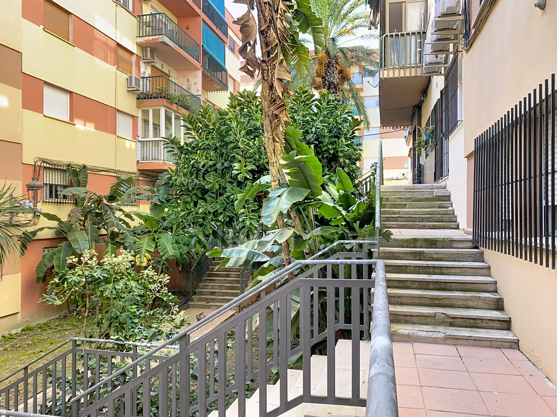 3-bedroom apartment on Avda Andalucia - potential near the beach and amenities - Estepona Centro