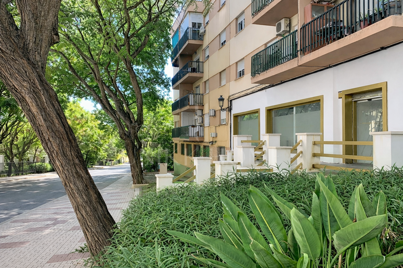 3-bedroom apartment on Avda Andalucia - potential near the beach and amenities - Estepona Centro