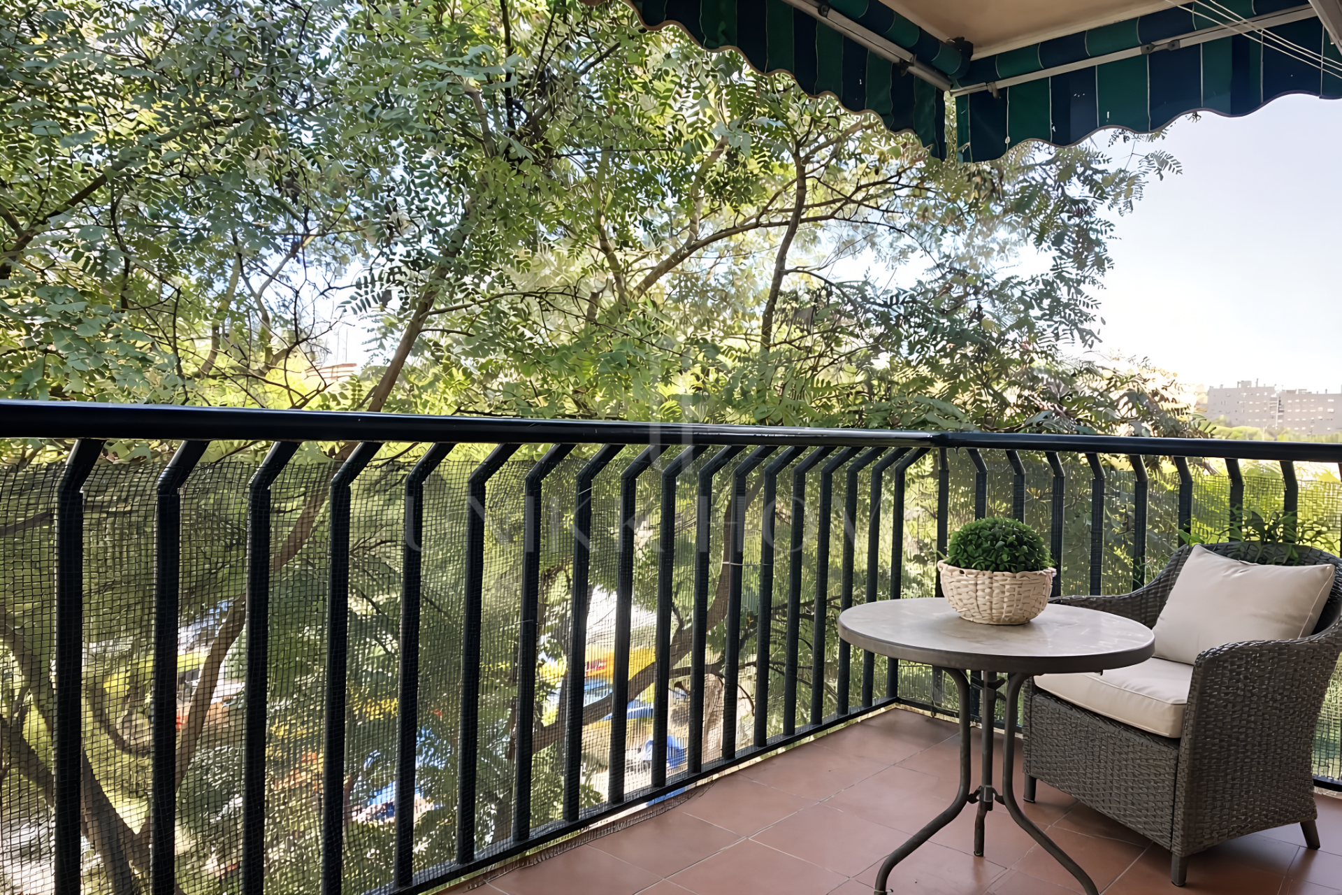 3-bedroom apartment on Avda Andalucia - potential near the beach and amenities - Estepona Centro