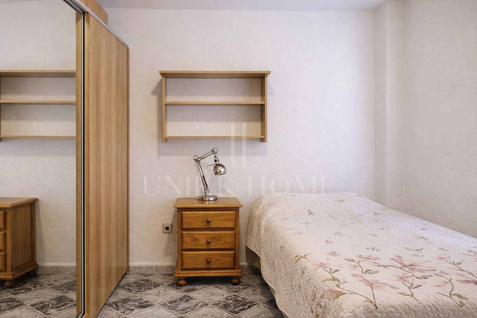 3-bedroom apartment on Avda Andalucia - potential near the beach and amenities - Estepona Centro