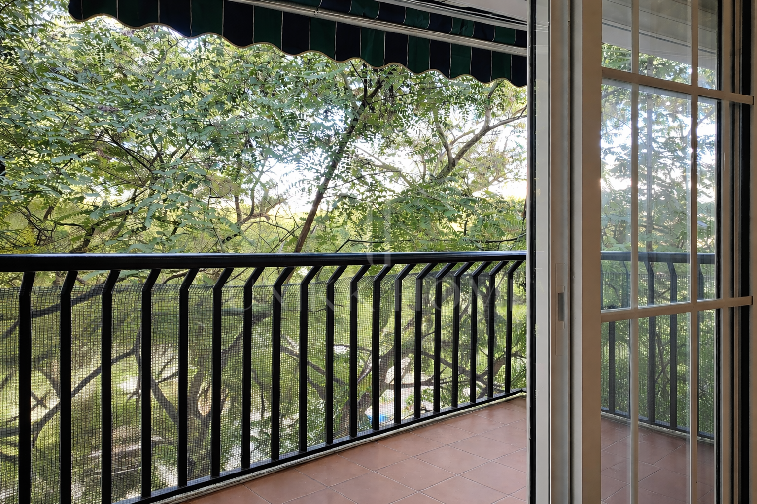 3-bedroom apartment on Avda Andalucia - potential near the beach and amenities - Estepona Centro