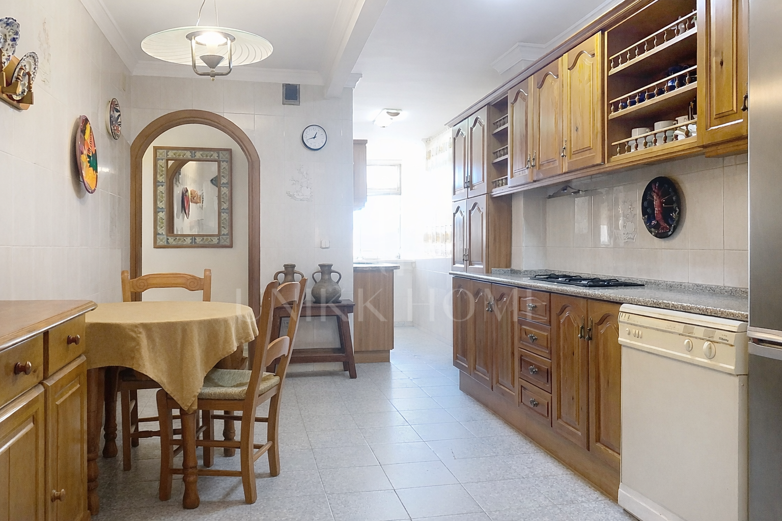 3-bedroom apartment on Avda Andalucia - potential near the beach and amenities - Estepona Centro