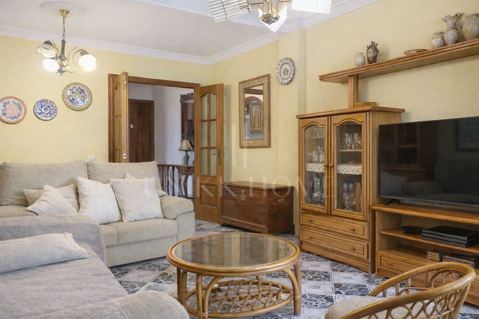 3-bedroom apartment on Avda Andalucia - potential near the beach and amenities - Estepona Centro