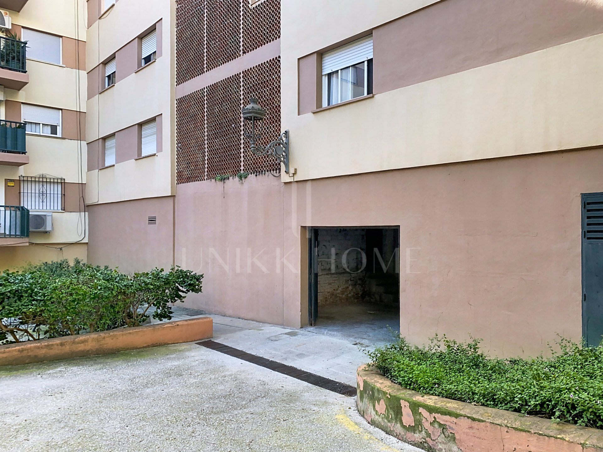 3-bedroom apartment on Avda Andalucia - potential near the beach and amenities - Estepona Centro