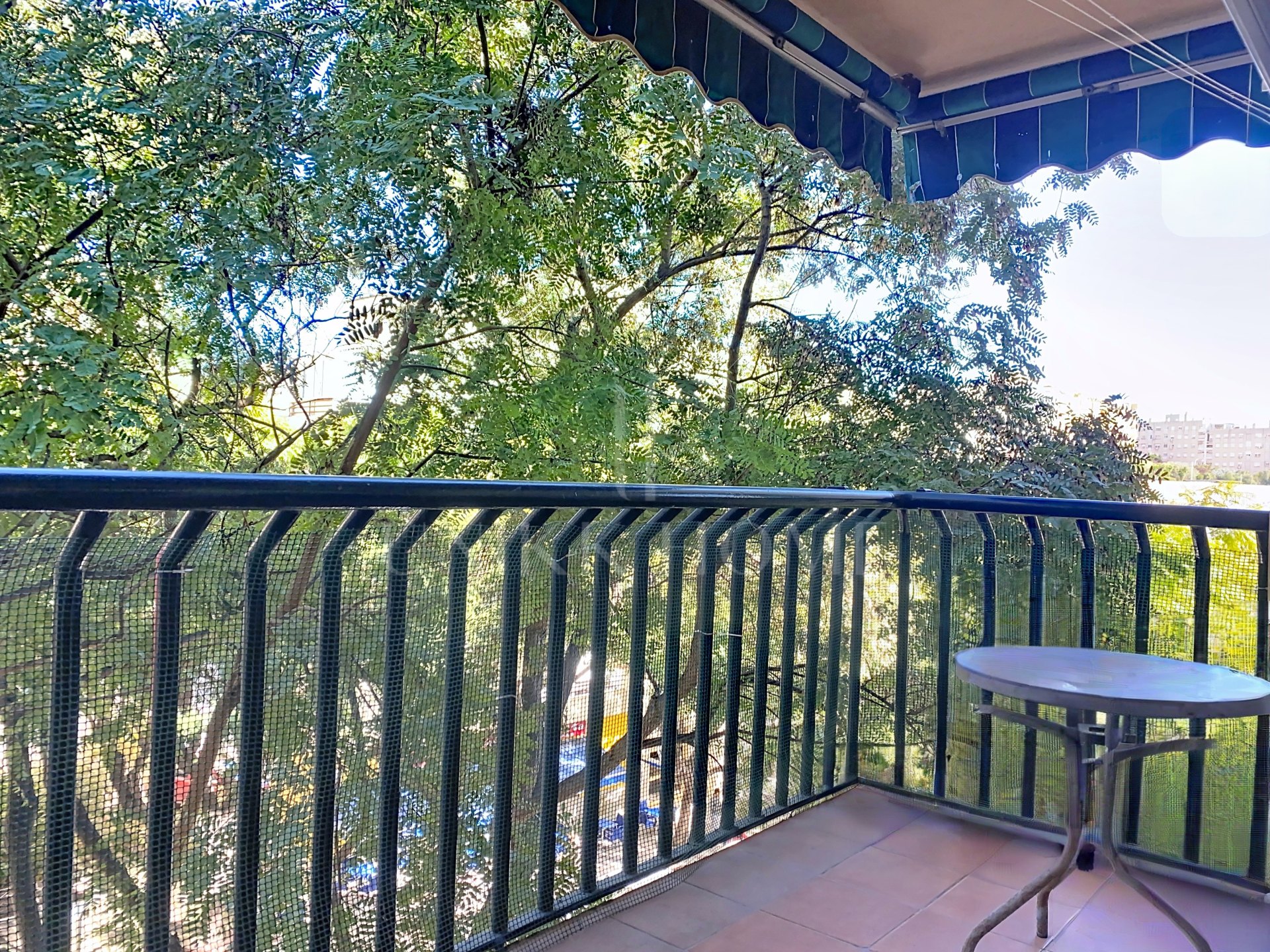 3-bedroom apartment on Avda Andalucia - potential near the beach and amenities - Estepona Centro