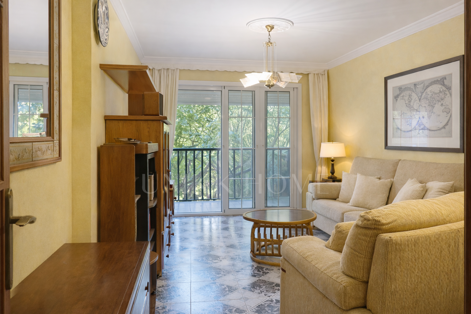 3-bedroom apartment on Avda Andalucia - potential near the beach and amenities - Estepona Centro