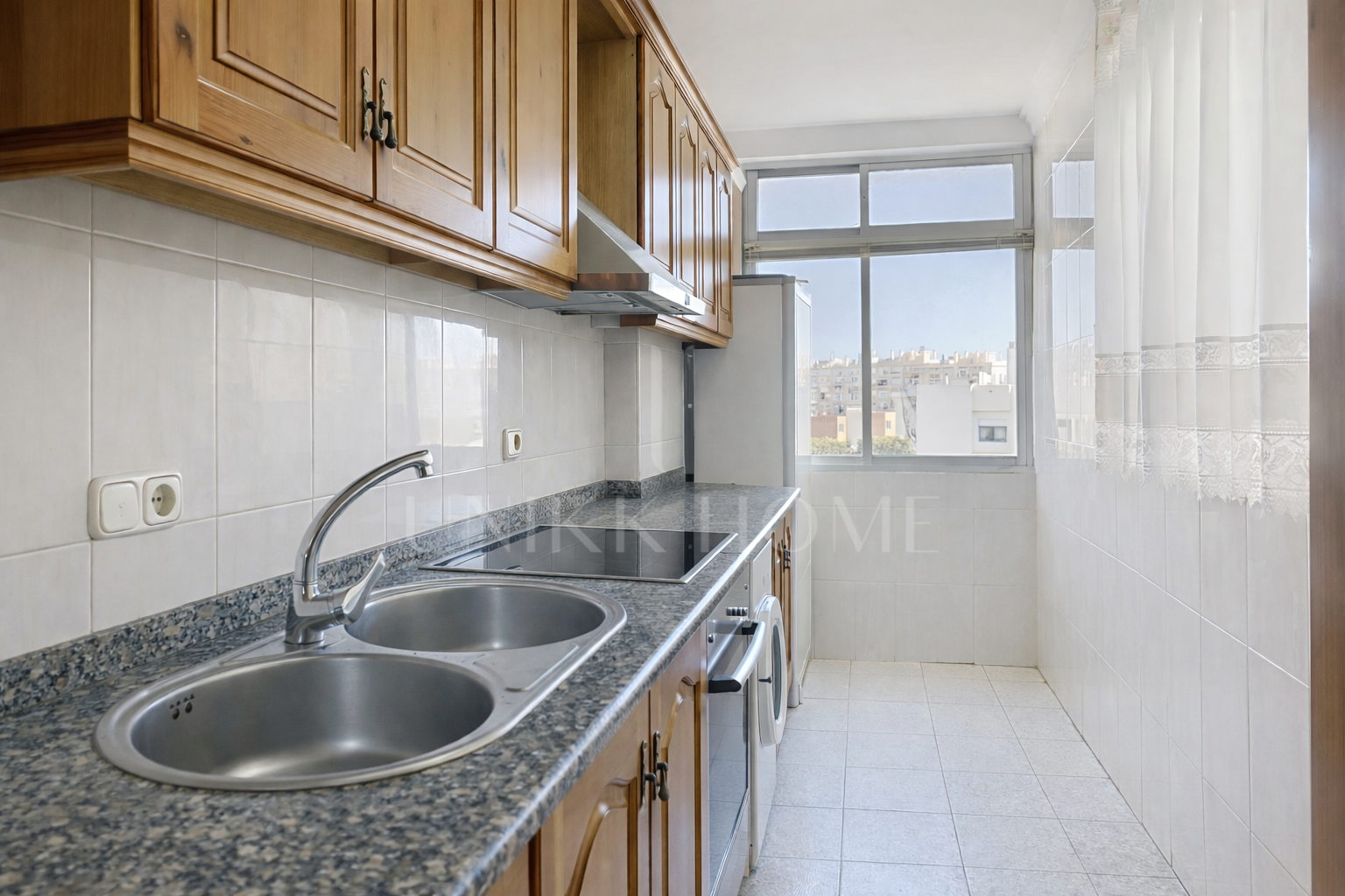3-bedroom apartment on Avda Andalucia - potential near the beach and amenities - Estepona Centro
