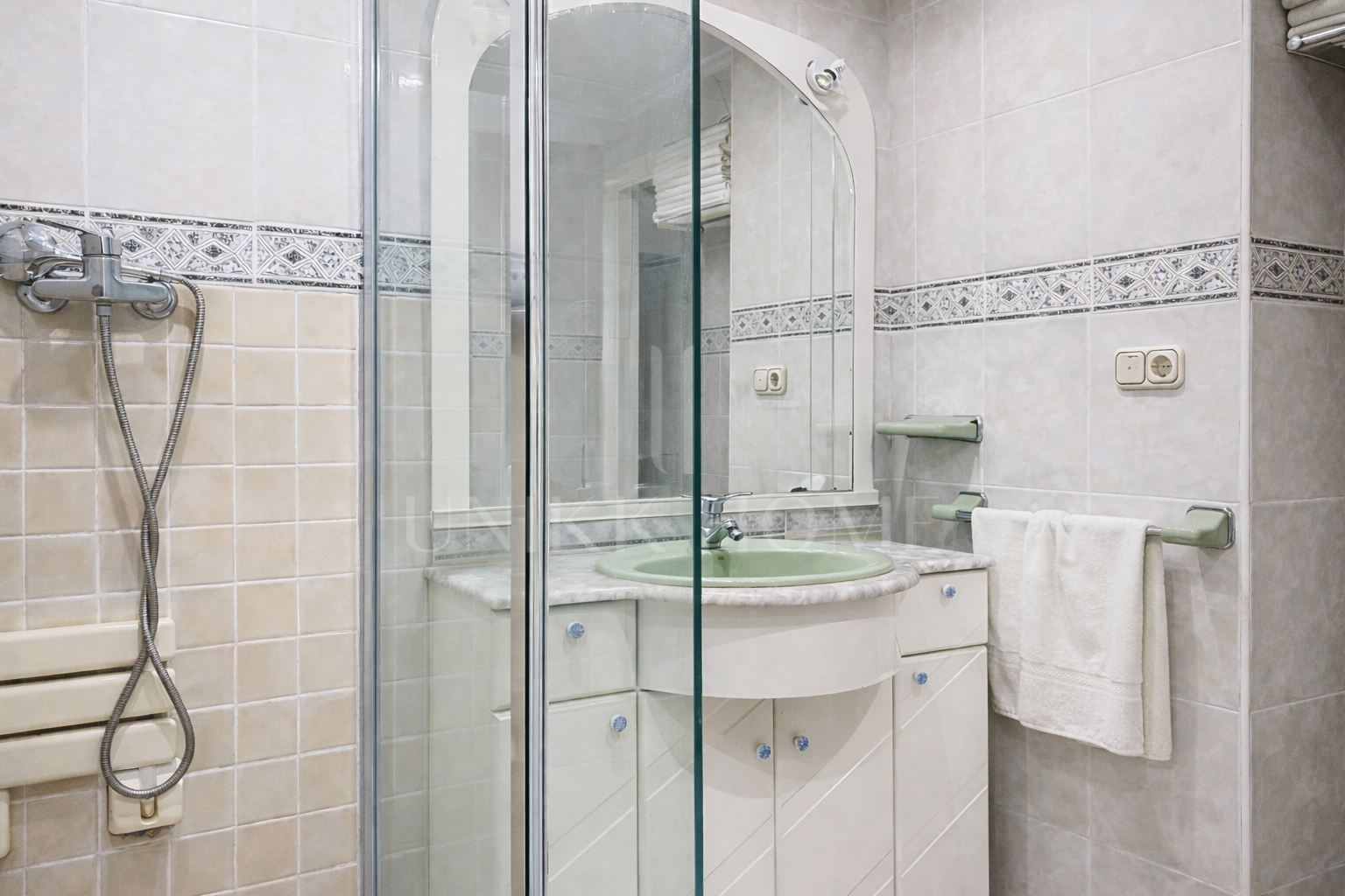 3-bedroom apartment on Avda Andalucia - potential near the beach and amenities - Estepona Centro