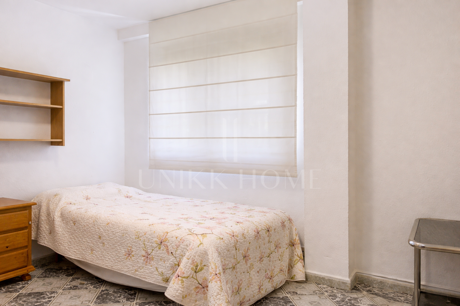 3-bedroom apartment on Avda Andalucia - potential near the beach and amenities - Estepona Centro