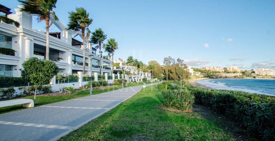 Exclusive high-end apartment with direct sea views on the beachfront - Doncella Beach, Estepona