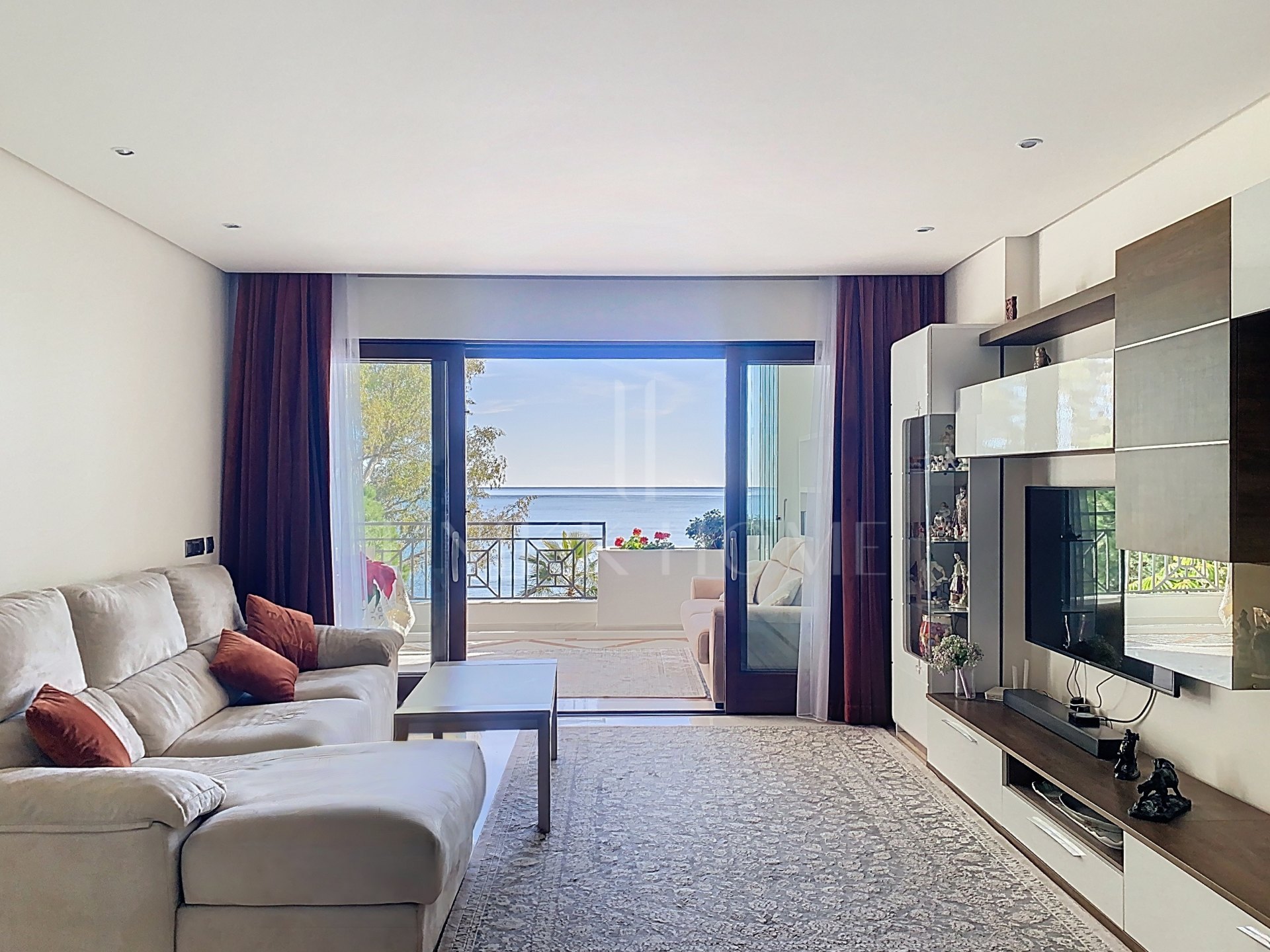 Exclusive high-end apartment with direct sea views on the beachfront - Doncella Beach, Estepona