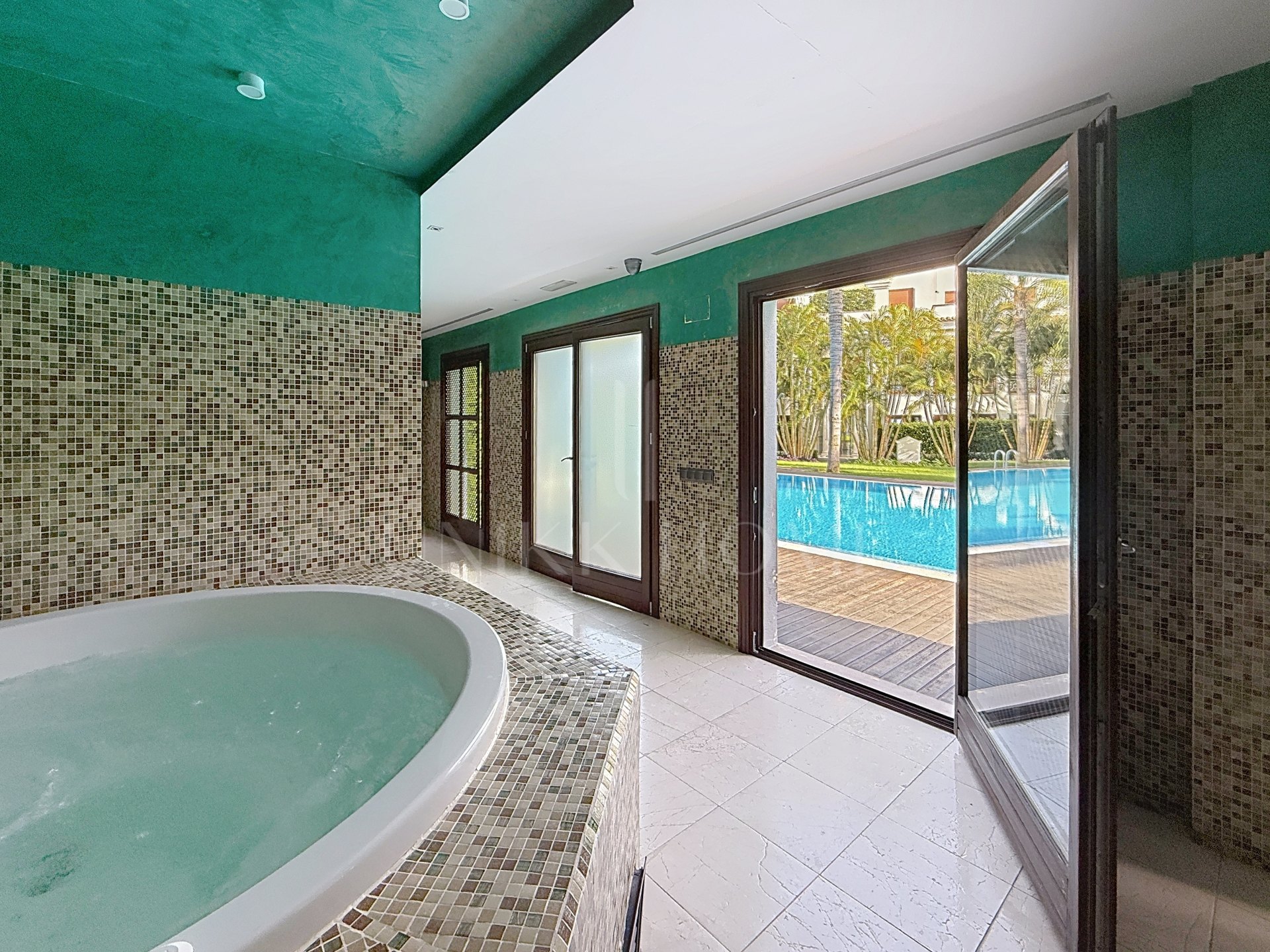 Exclusive high-end apartment with direct sea views on the beachfront - Doncella Beach, Estepona