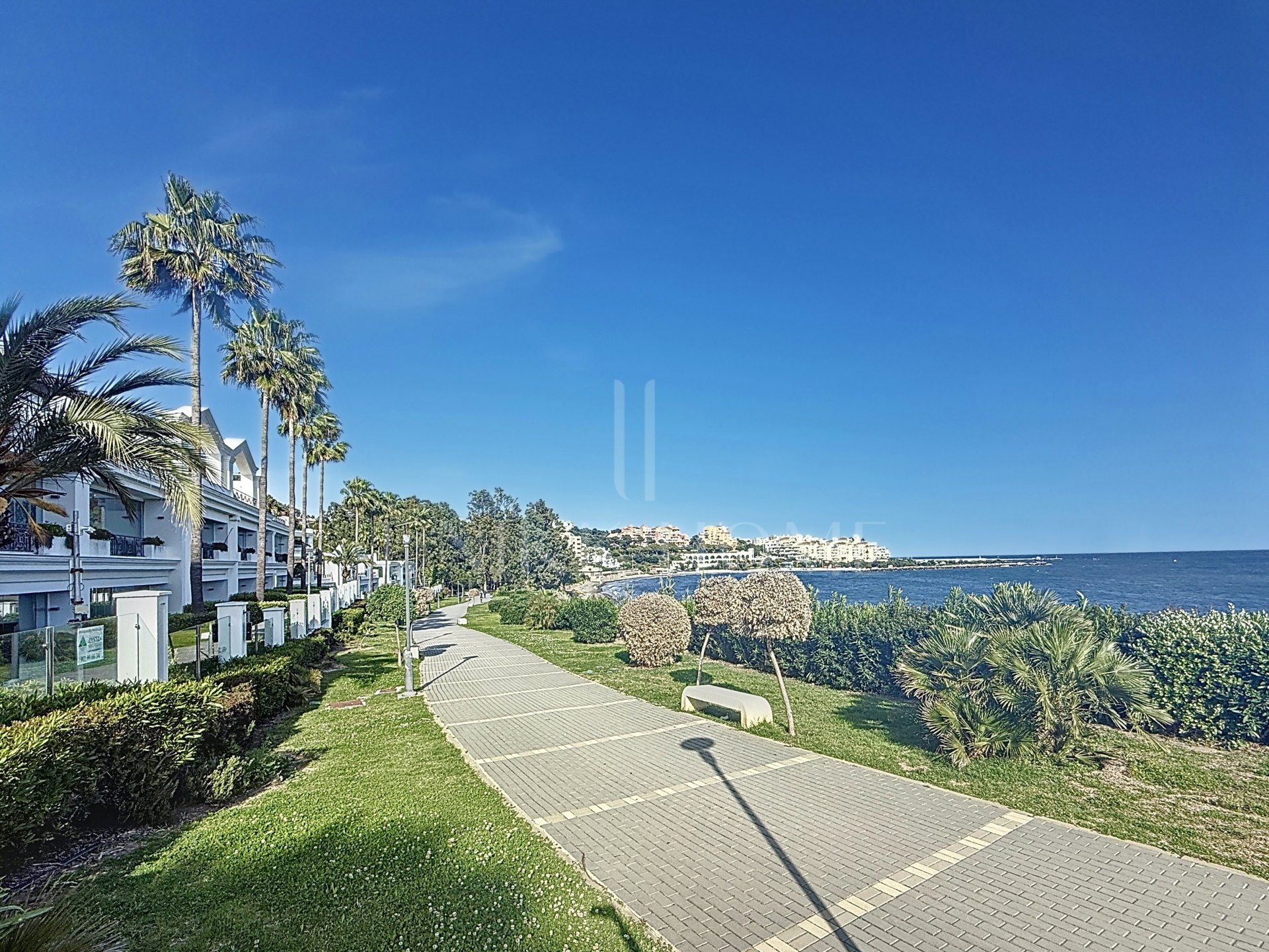 Exclusive high-end apartment with direct sea views on the beachfront - Doncella Beach, Estepona
