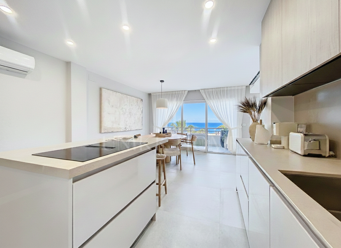 Renovated Seafront Apartment - Estepona Promenade