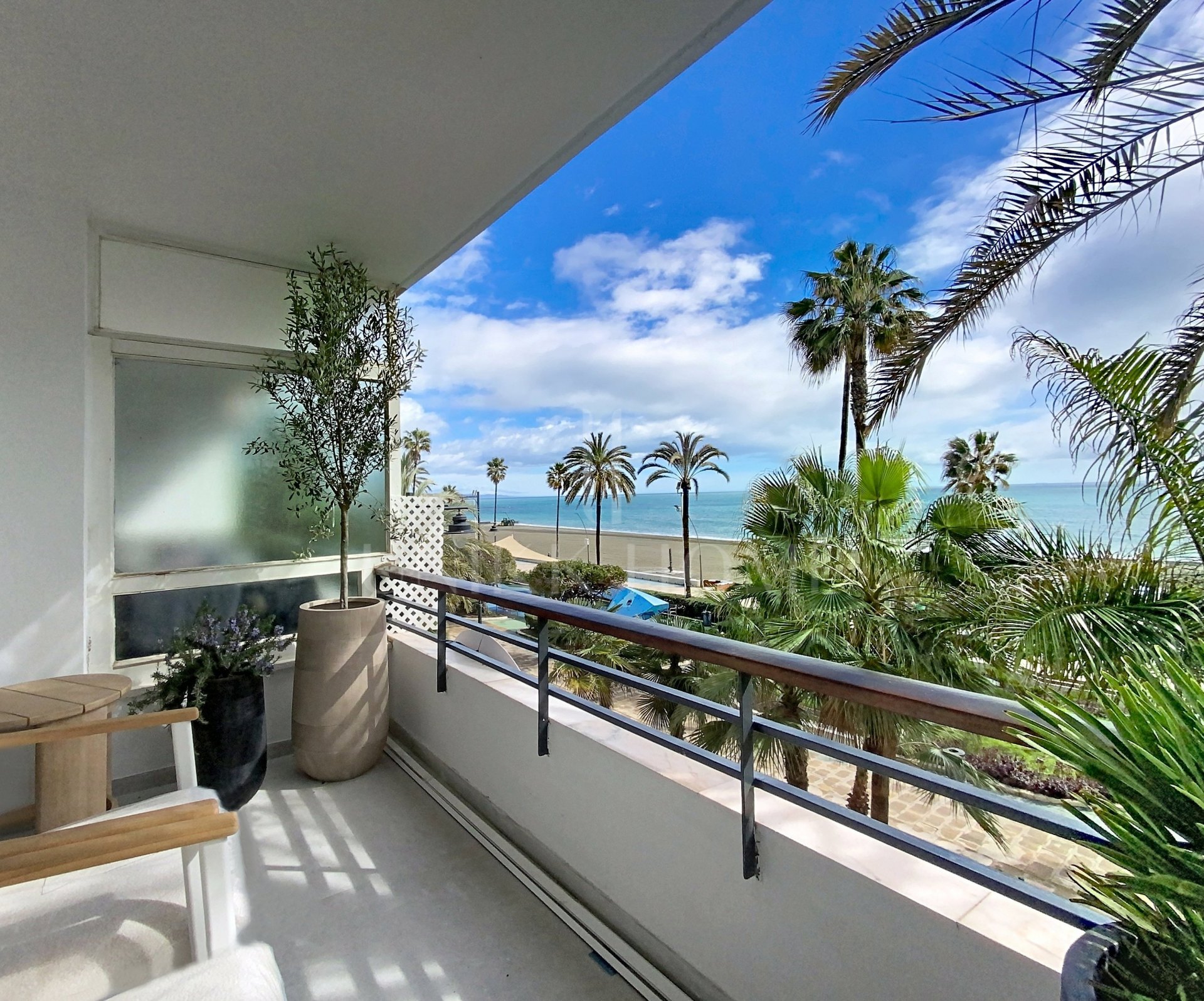 Renovated Seafront Apartment - Estepona Promenade