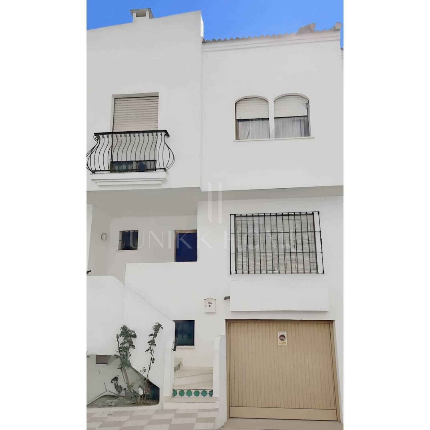 Spacious townhouse in Calvario, Estepona, with private patio and terraces