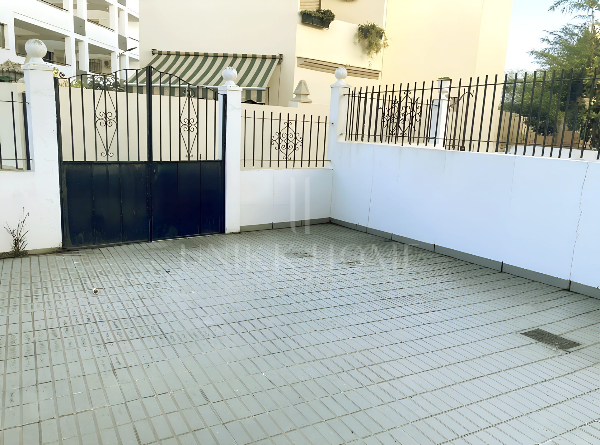 Spacious townhouse in Calvario, Estepona, with private patio and terraces