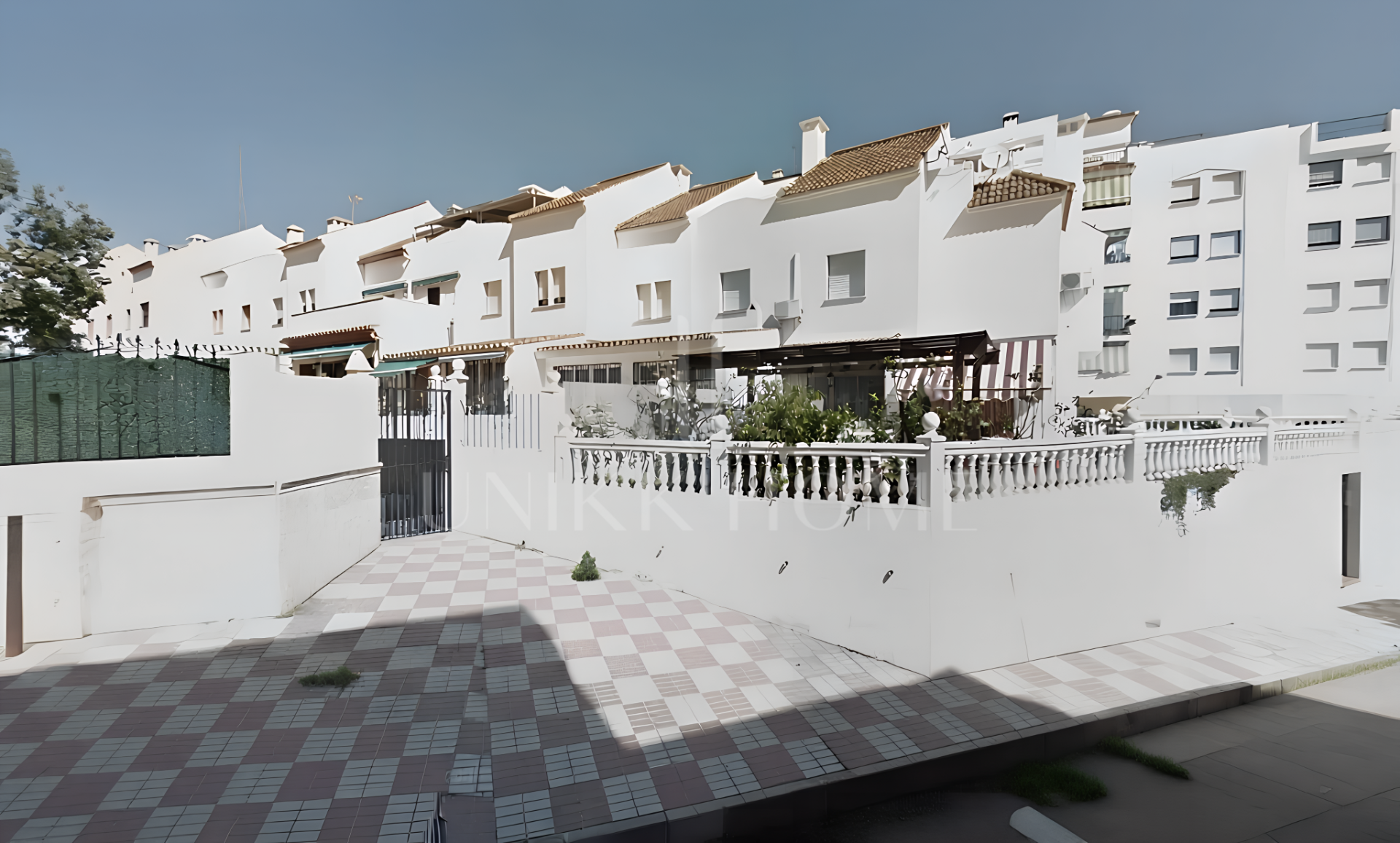 Spacious townhouse in Calvario, Estepona, with private patio and terraces