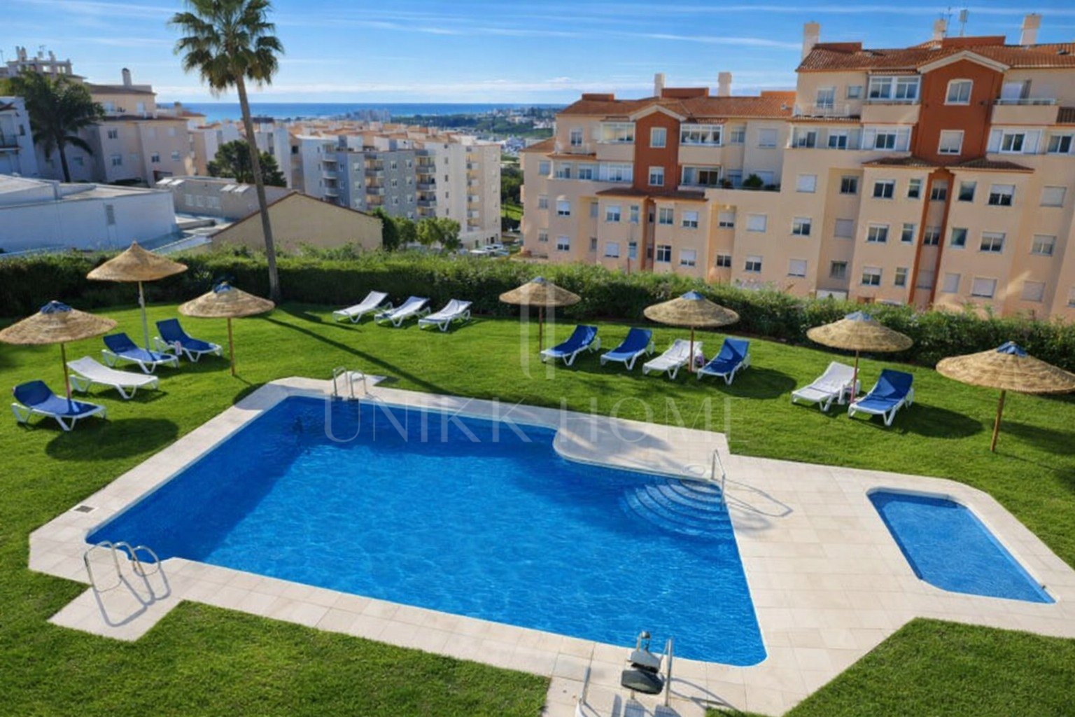 Apartamento reformado con garaje, trastero y piscina, cerca del casco histórico de Estepona - Centro