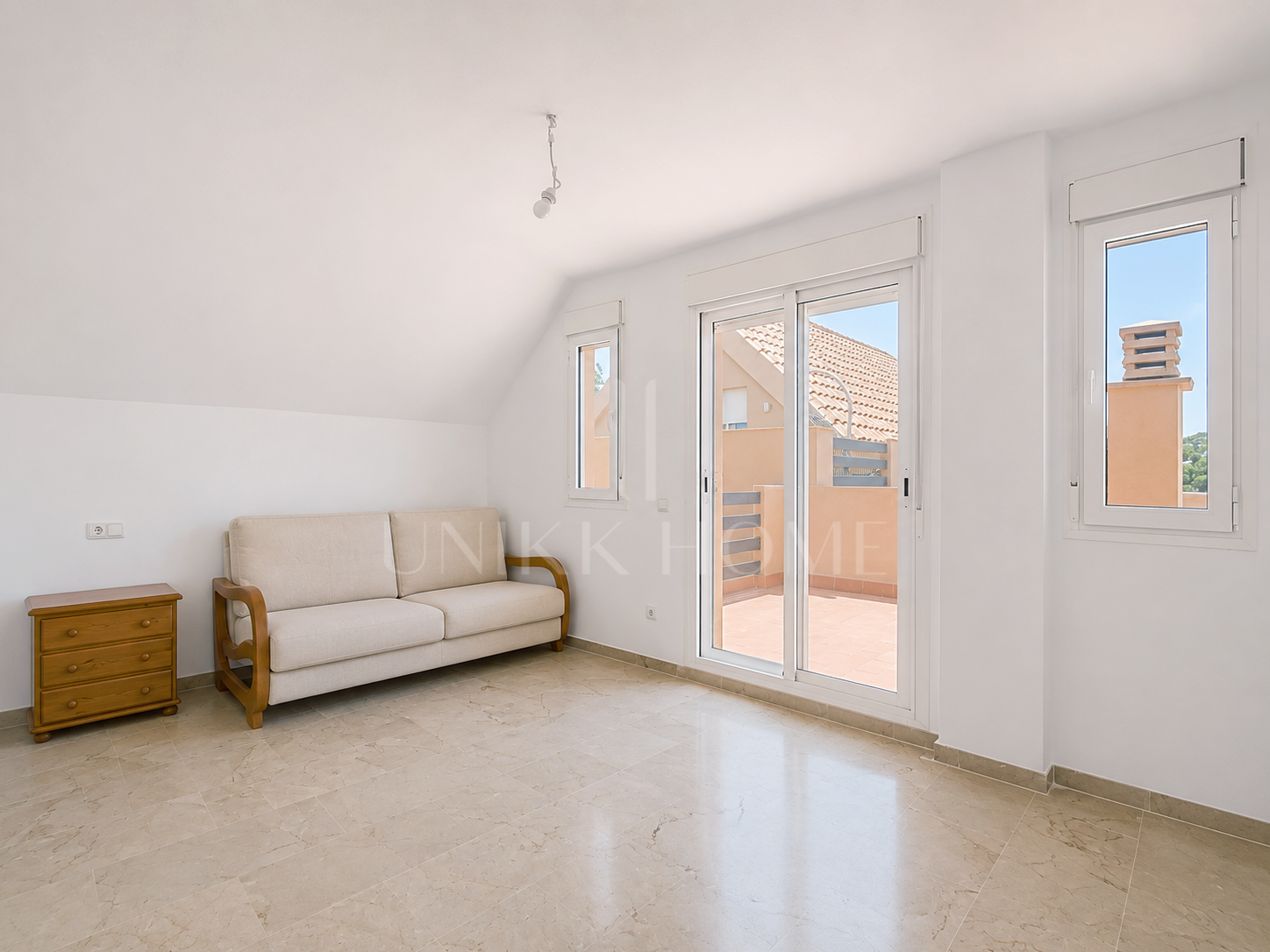 Ático Dúplex Espacioso con Vistas Panorámicas al Mar en Bahía de Casares