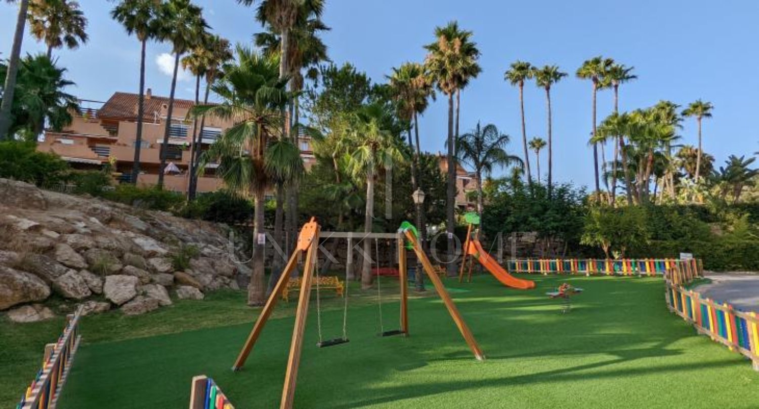 Ático Dúplex Espacioso con Vistas Panorámicas al Mar en Bahía de Casares