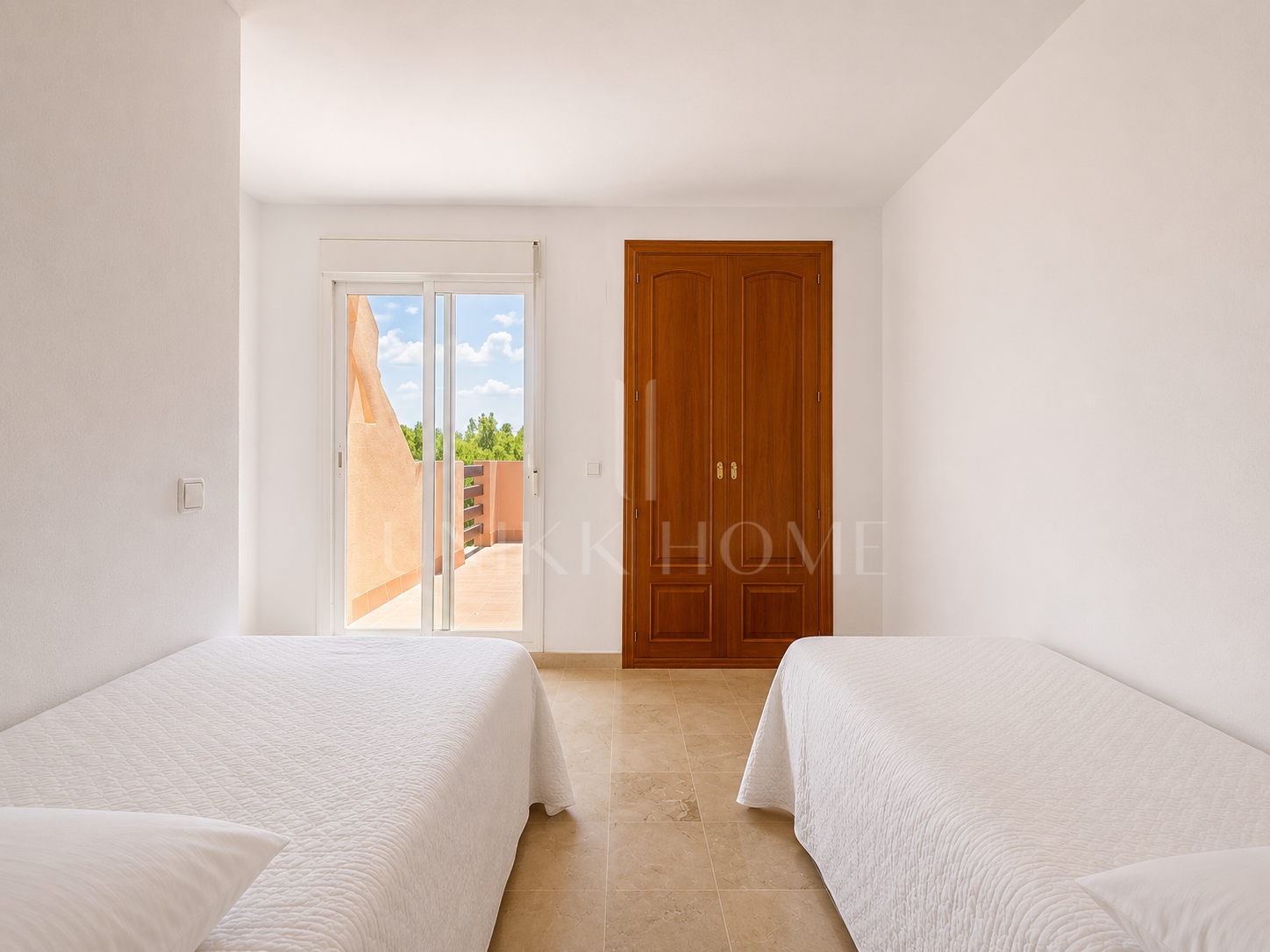 Ático Dúplex Espacioso con Vistas Panorámicas al Mar en Bahía de Casares