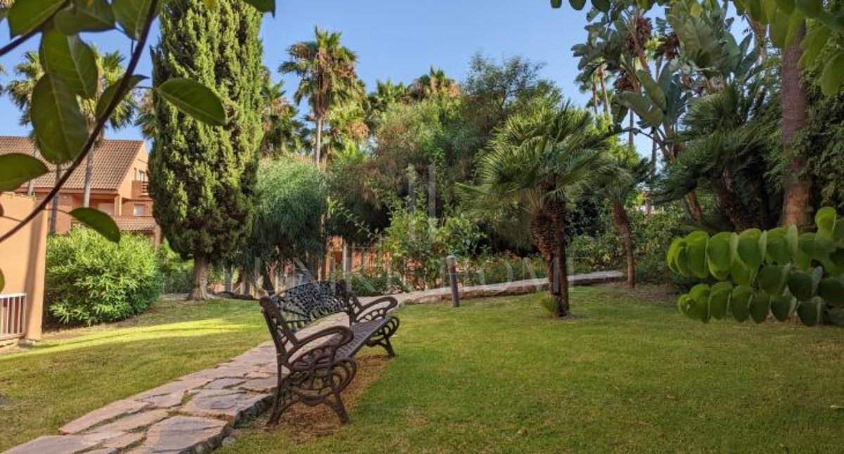 Ático Dúplex Espacioso con Vistas Panorámicas al Mar en Bahía de Casares