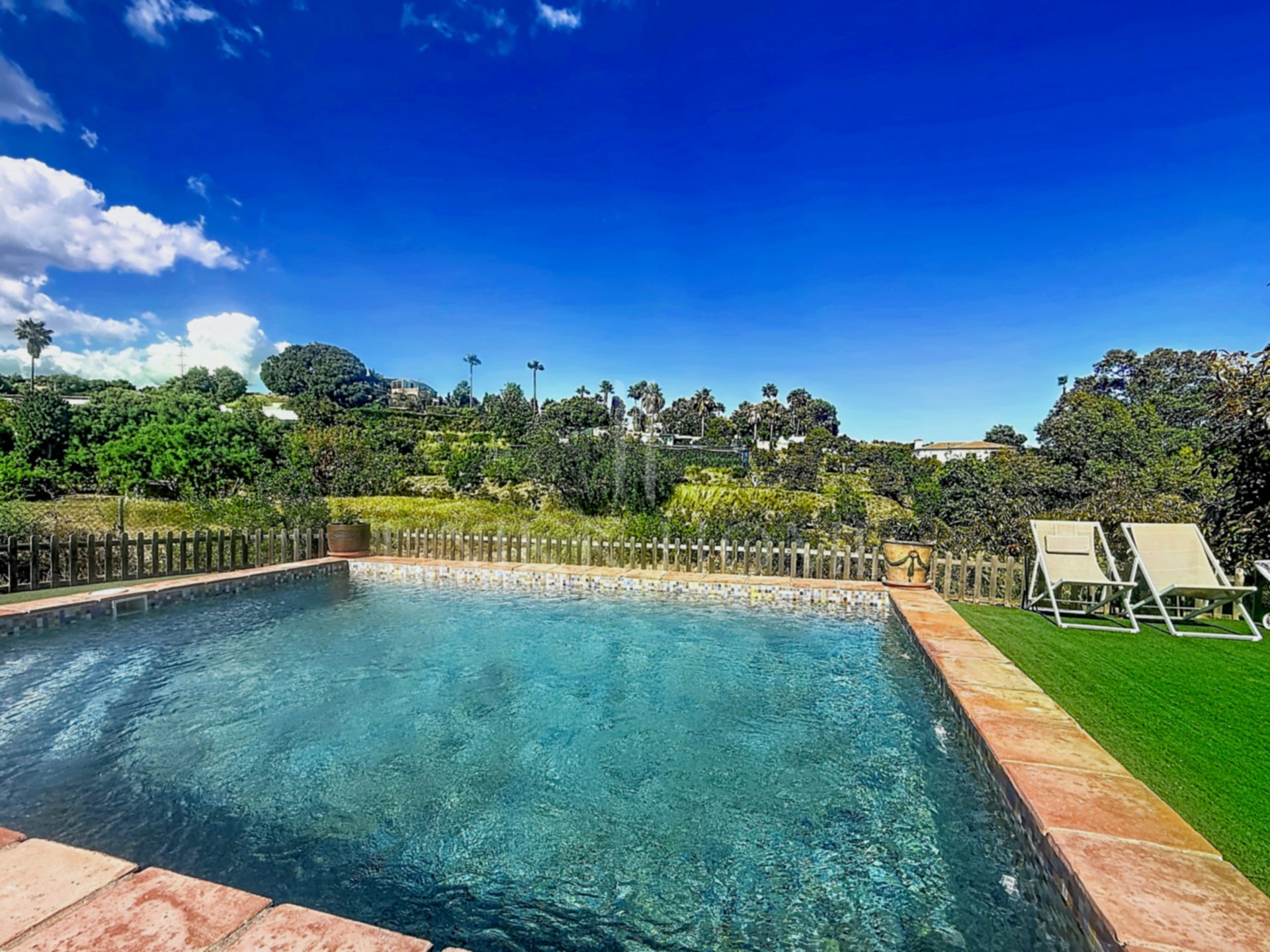 Finca Legalizada con Casa, Apartamento, Piscina y Producción de Aguacates en Las Alberdinas, Estepona