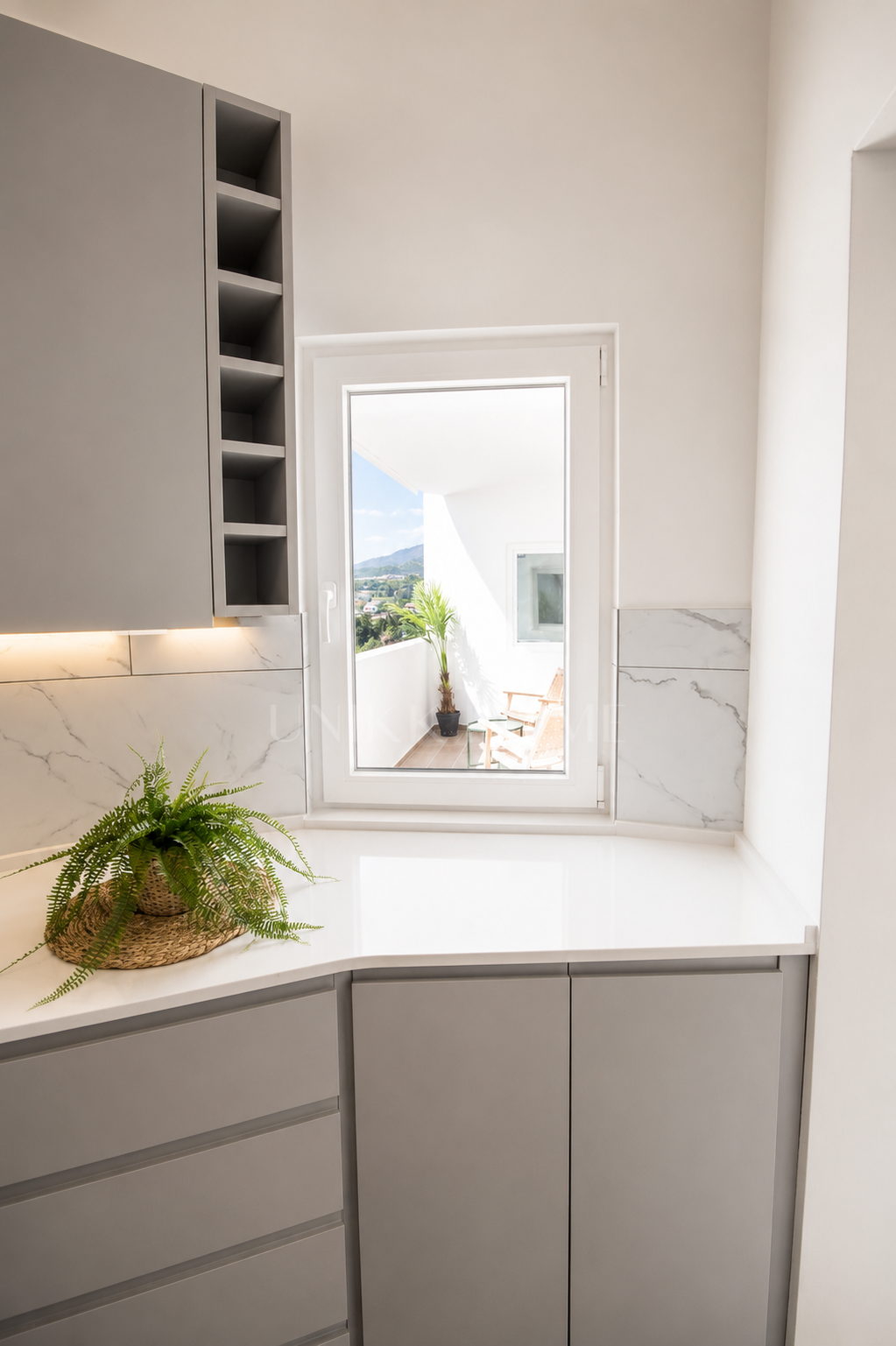 Apartamento Renovado y Amueblado en Primera Línea de Playa con Vistas al Mar en Bahía de Estepona