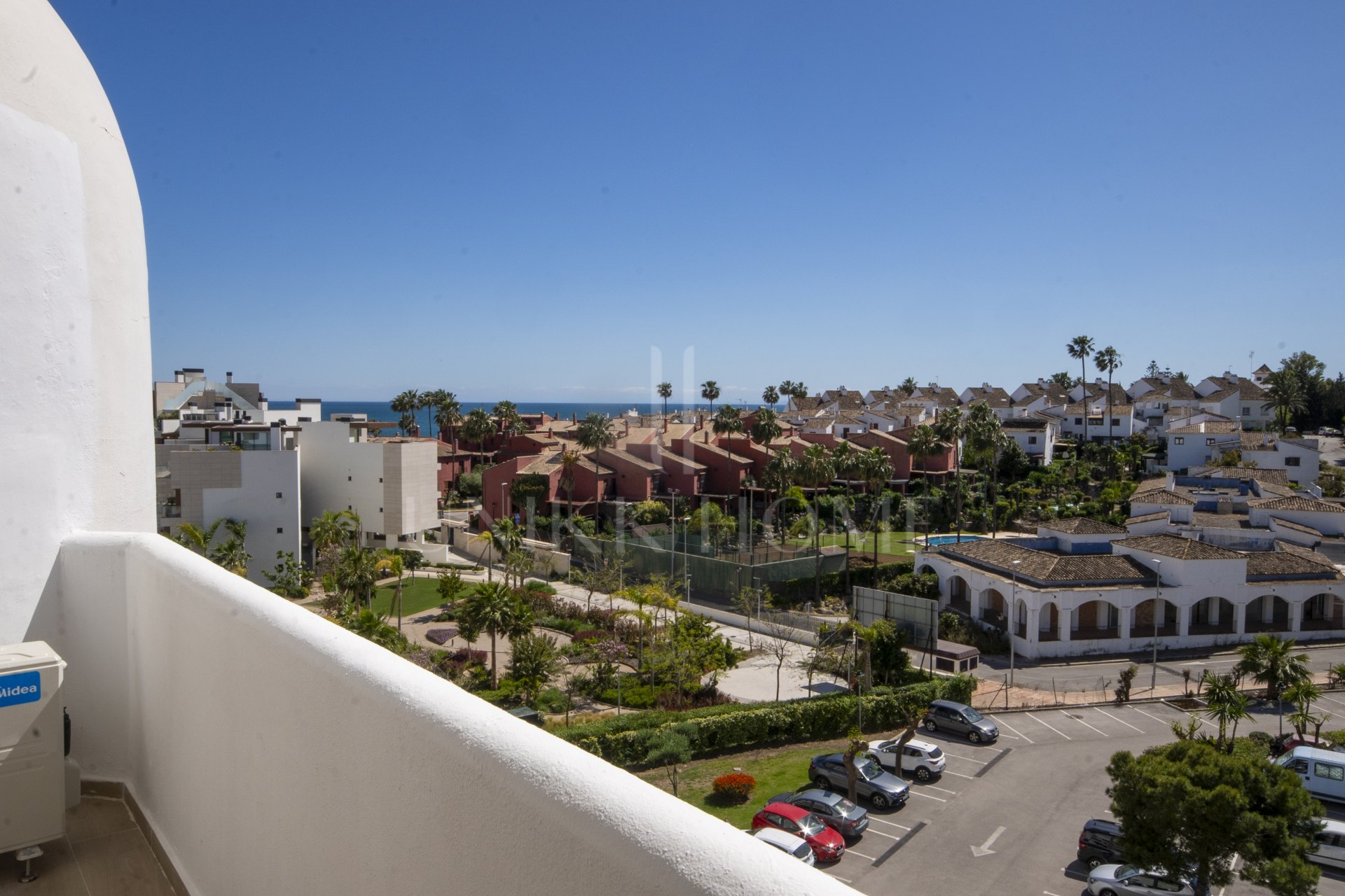 Apartamento Renovado y Amueblado en Primera Línea de Playa con Vistas al Mar en Bahía de Estepona