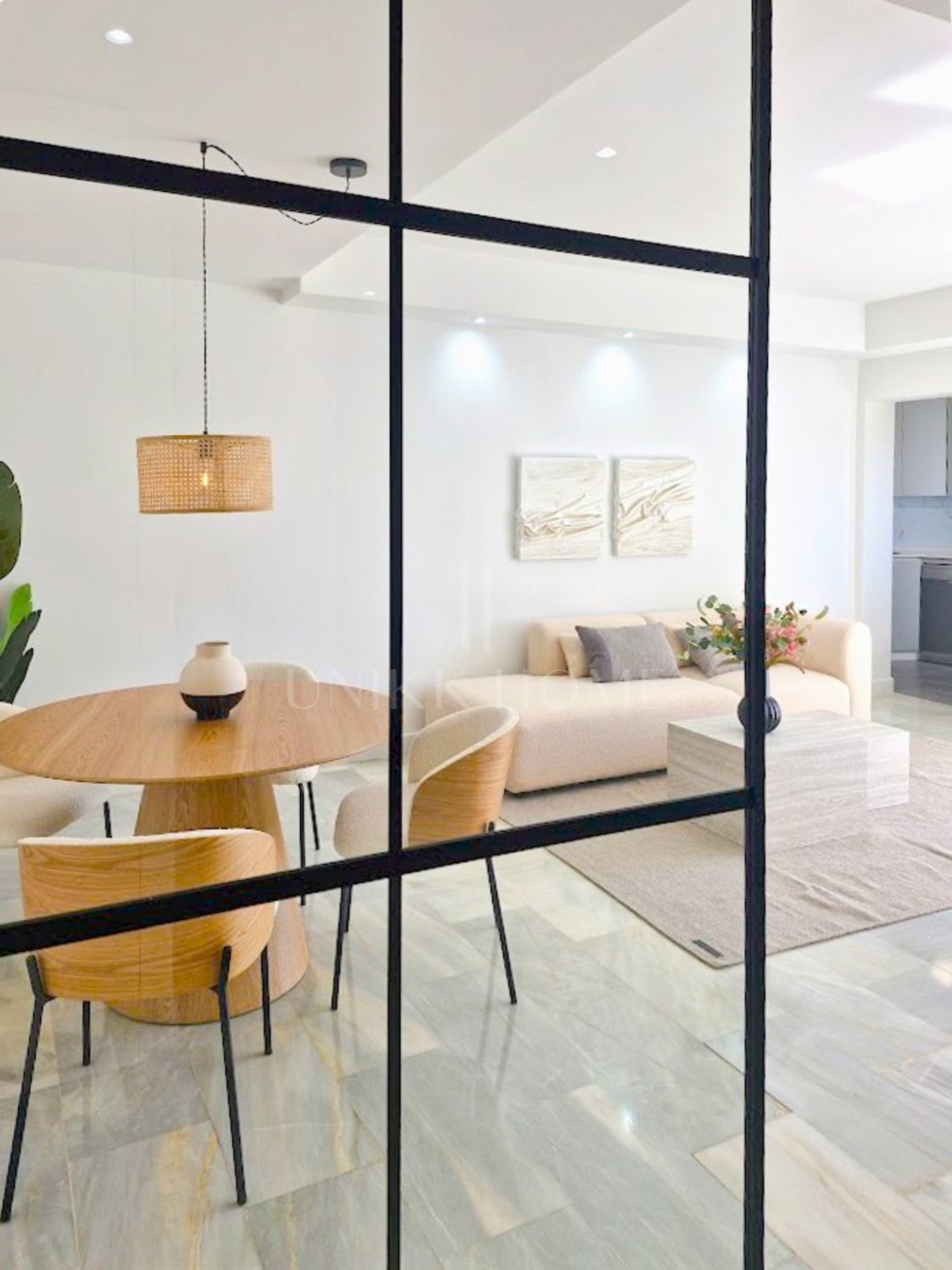 Apartamento Renovado y Amueblado en Primera Línea de Playa con Vistas al Mar en Bahía de Estepona