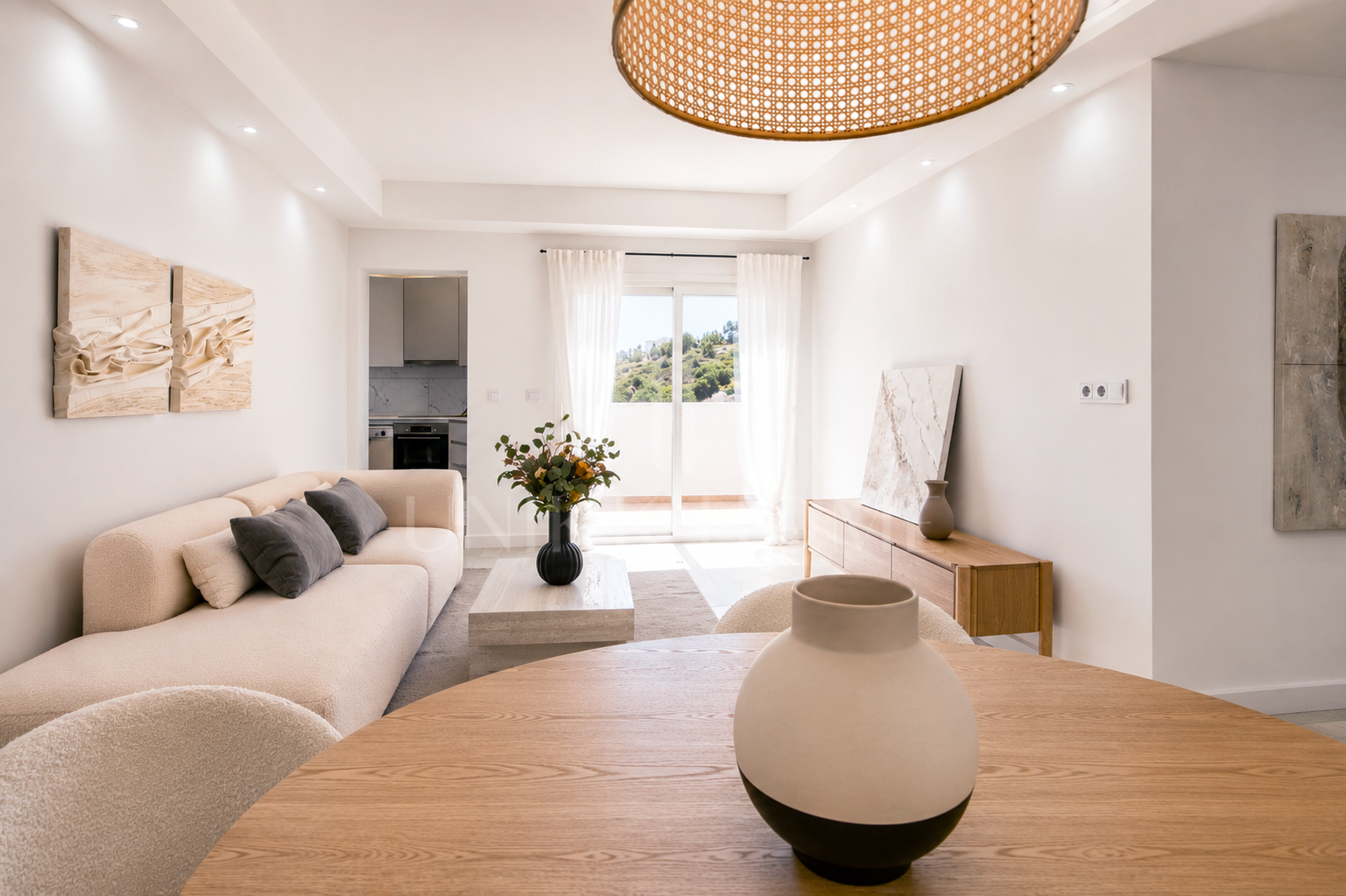 Apartamento Renovado y Amueblado en Primera Línea de Playa con Vistas al Mar en Bahía de Estepona