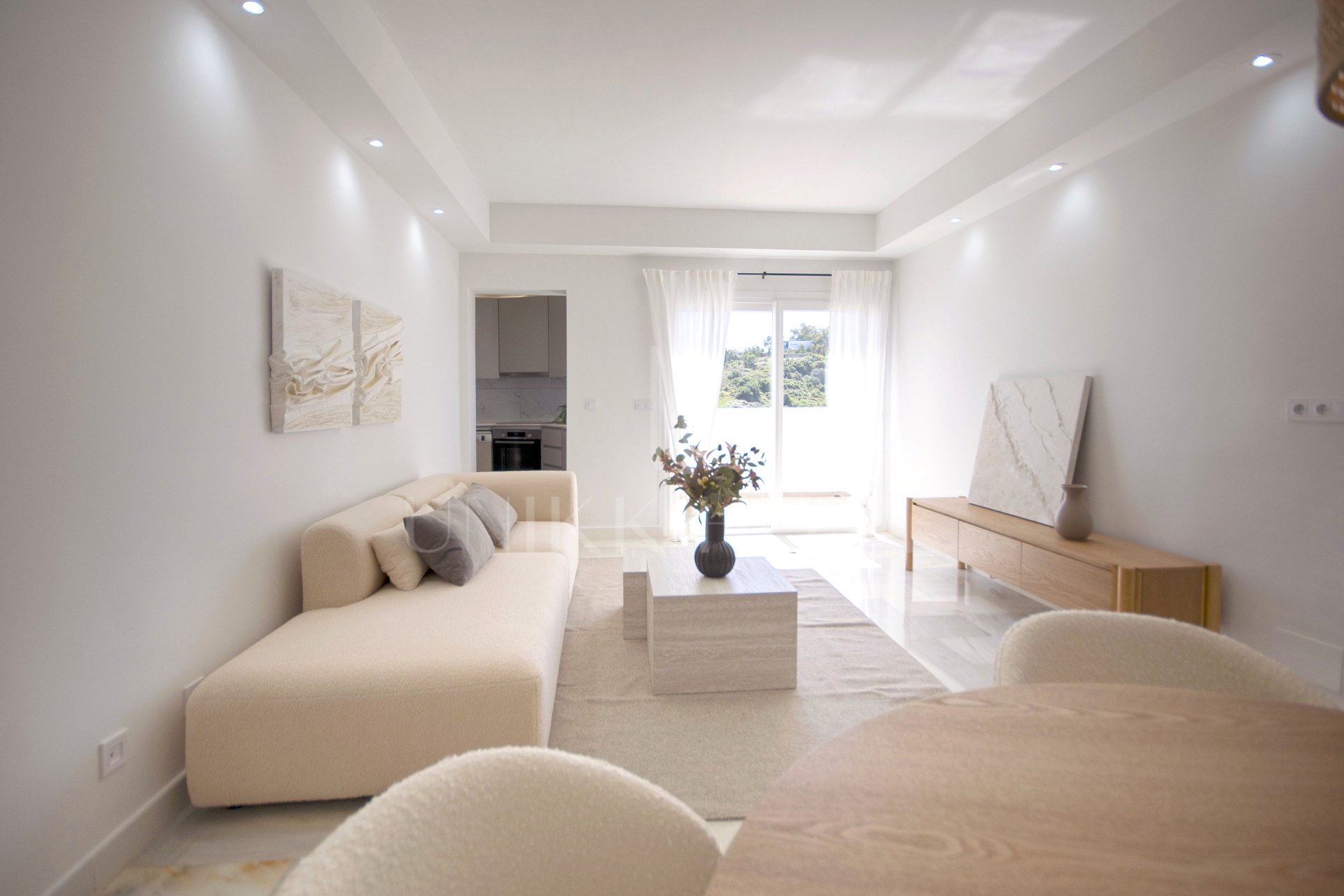 Apartamento Renovado y Amueblado en Primera Línea de Playa con Vistas al Mar en Bahía de Estepona