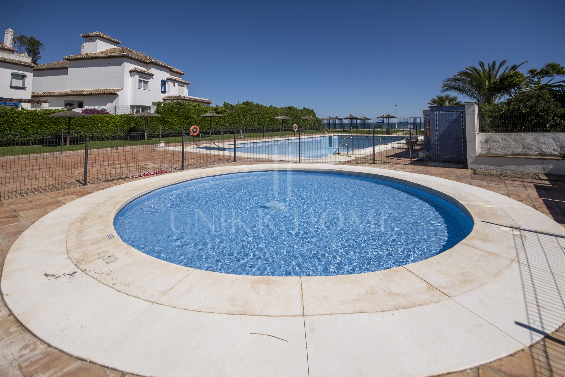 Apartamento Renovado y Amueblado en Primera Línea de Playa con Vistas al Mar en Bahía de Estepona