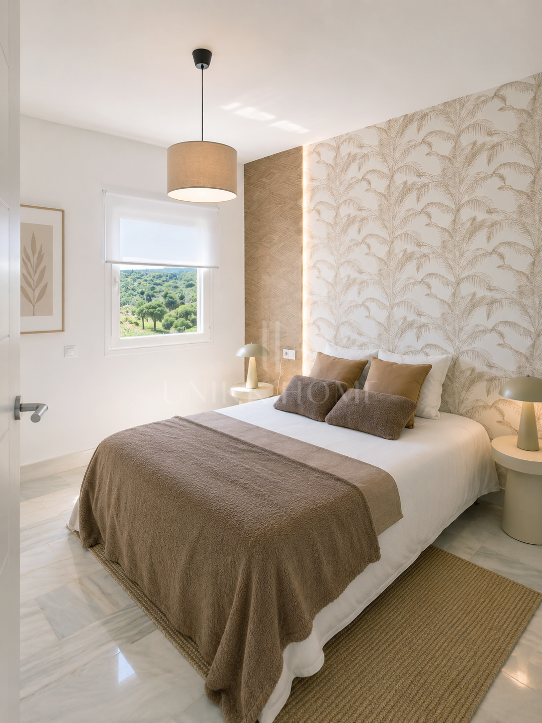 Apartamento Renovado y Amueblado en Primera Línea de Playa con Vistas al Mar en Bahía de Estepona