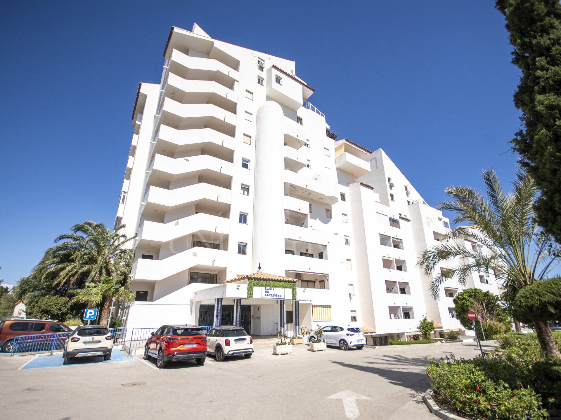 Apartamento Renovado y Amueblado en Primera Línea de Playa con Vistas al Mar en Bahía de Estepona
