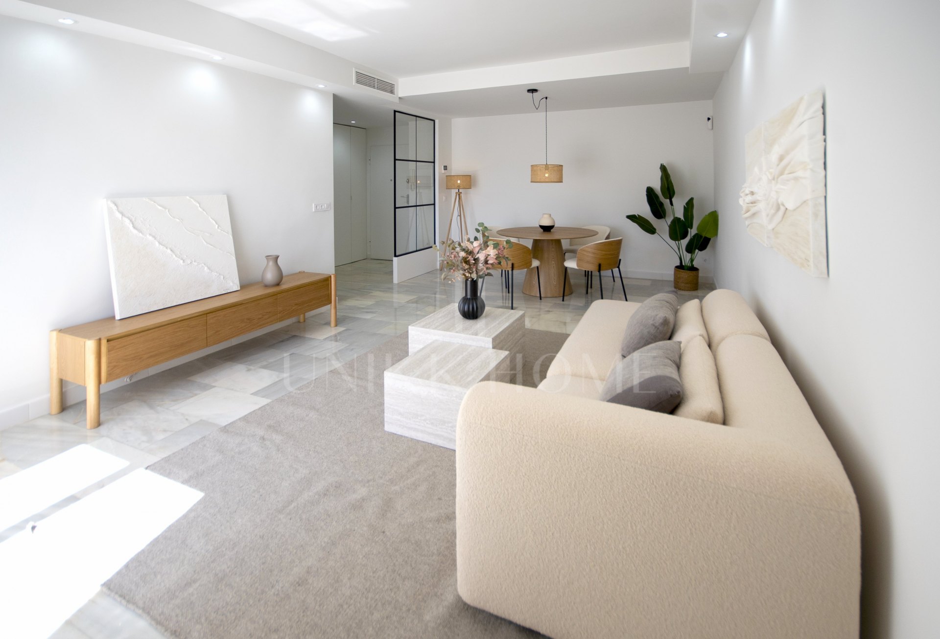 Apartamento Renovado y Amueblado en Primera Línea de Playa con Vistas al Mar en Bahía de Estepona