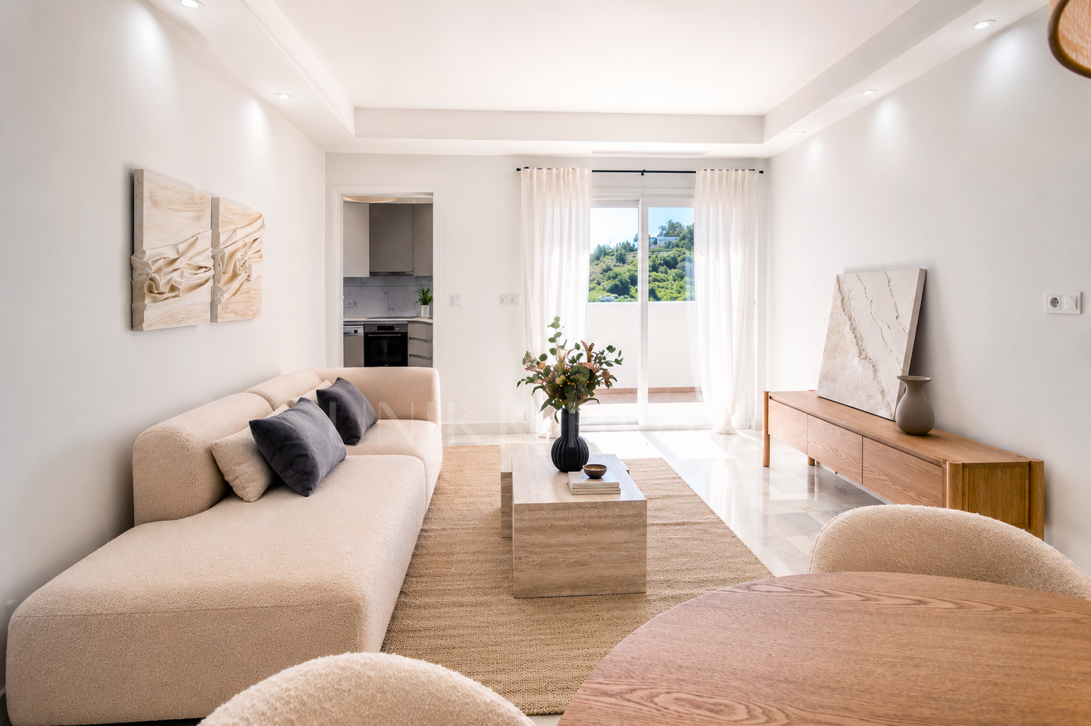 Apartamento Renovado y Amueblado en Primera Línea de Playa con Vistas al Mar en Bahía de Estepona