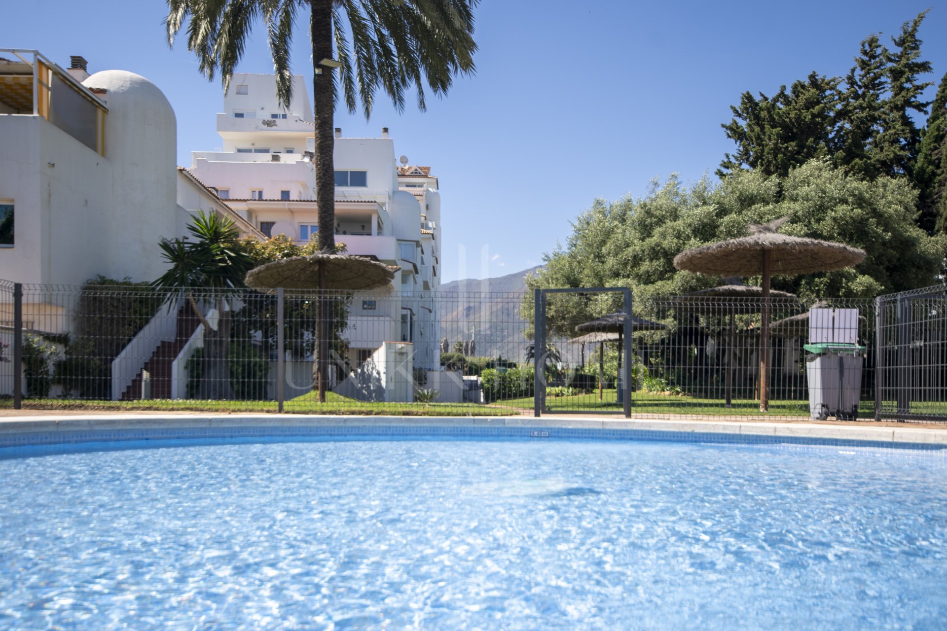 Apartamento Renovado y Amueblado en Primera Línea de Playa con Vistas al Mar en Bahía de Estepona
