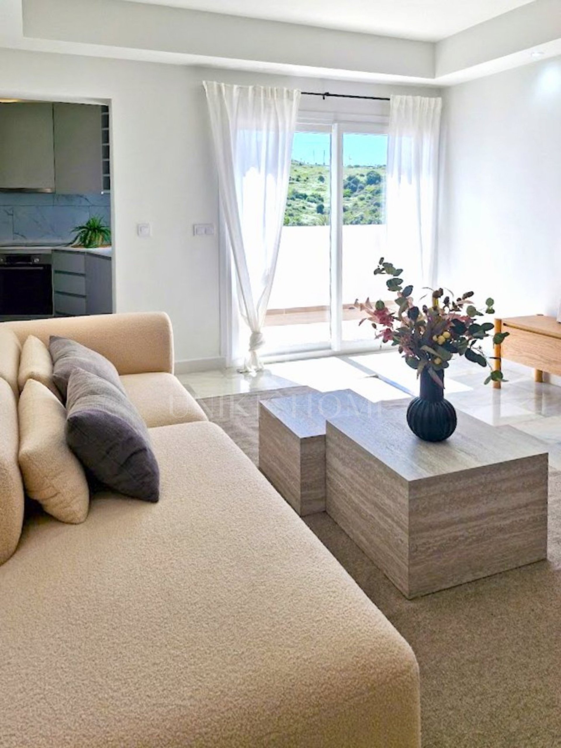 Apartamento Renovado y Amueblado en Primera Línea de Playa con Vistas al Mar en Bahía de Estepona