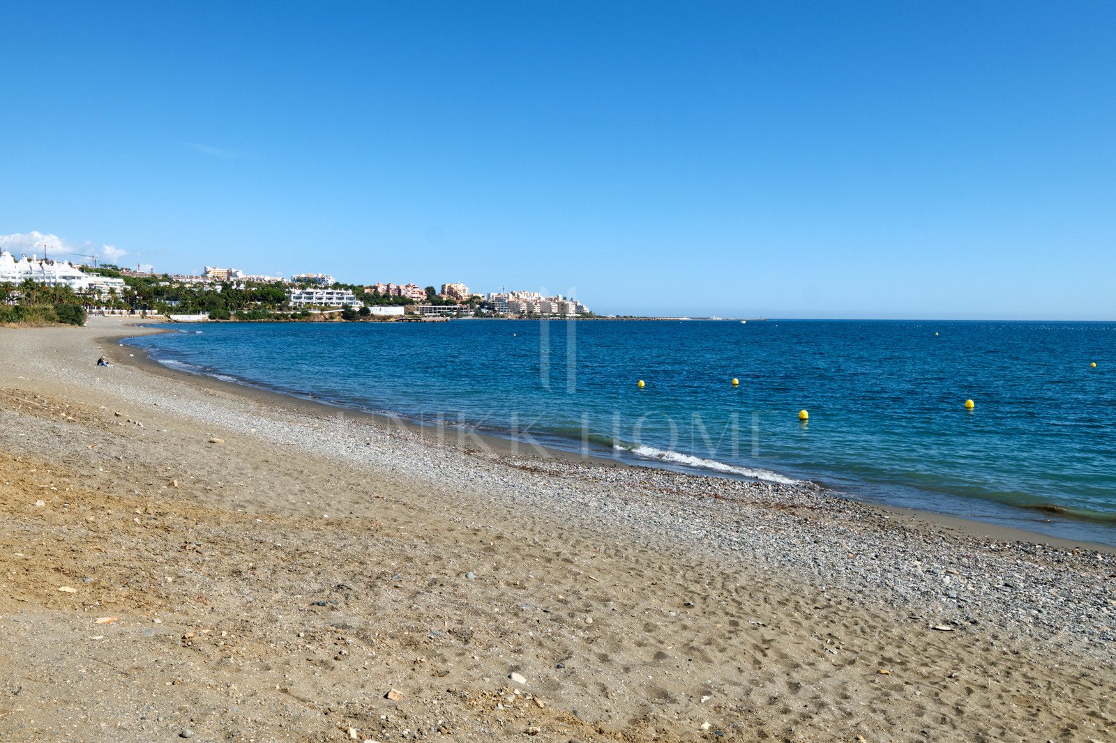 Apartamento Renovado y Amueblado en Primera Línea de Playa con Vistas al Mar en Bahía de Estepona