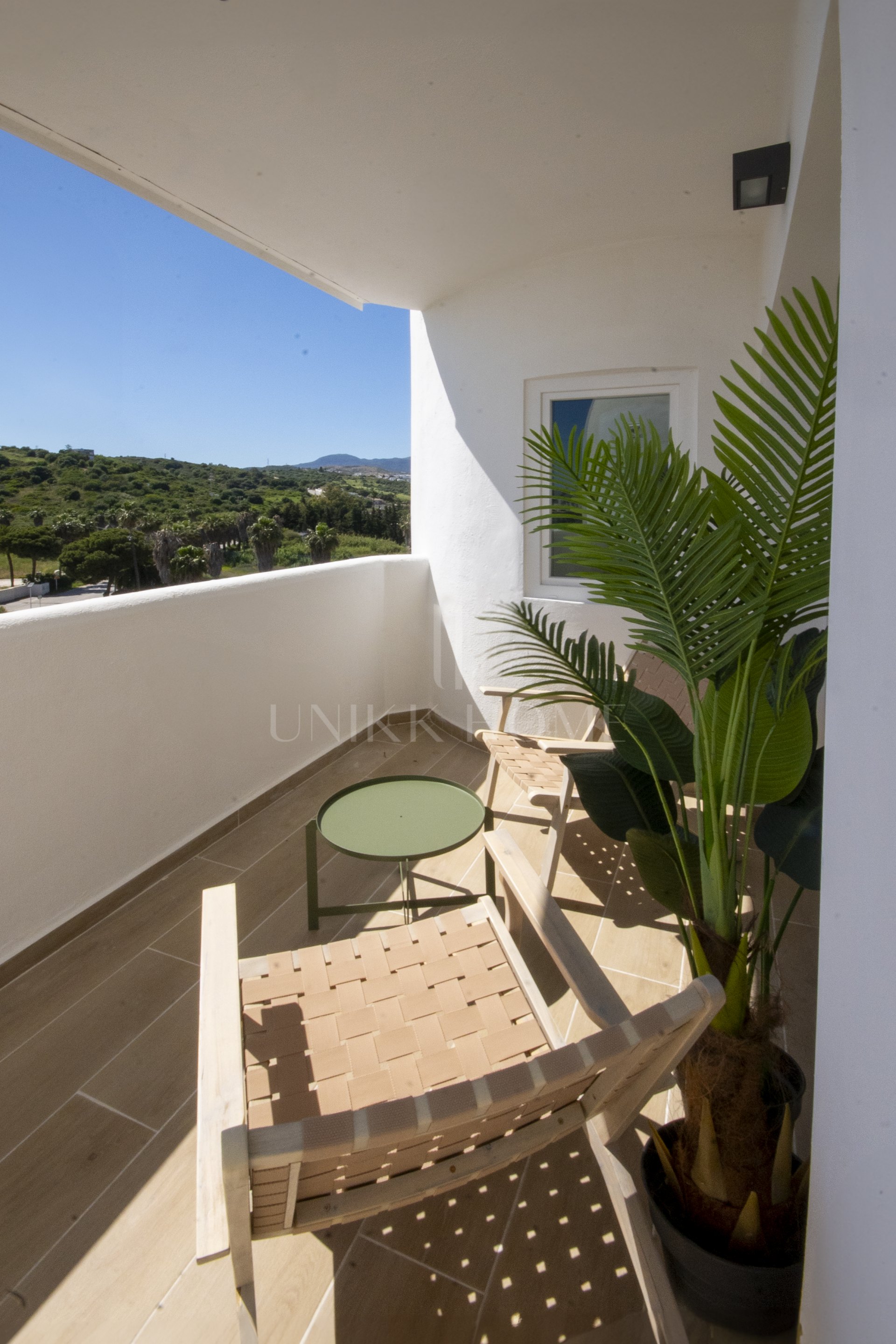 Apartamento Renovado y Amueblado en Primera Línea de Playa con Vistas al Mar en Bahía de Estepona