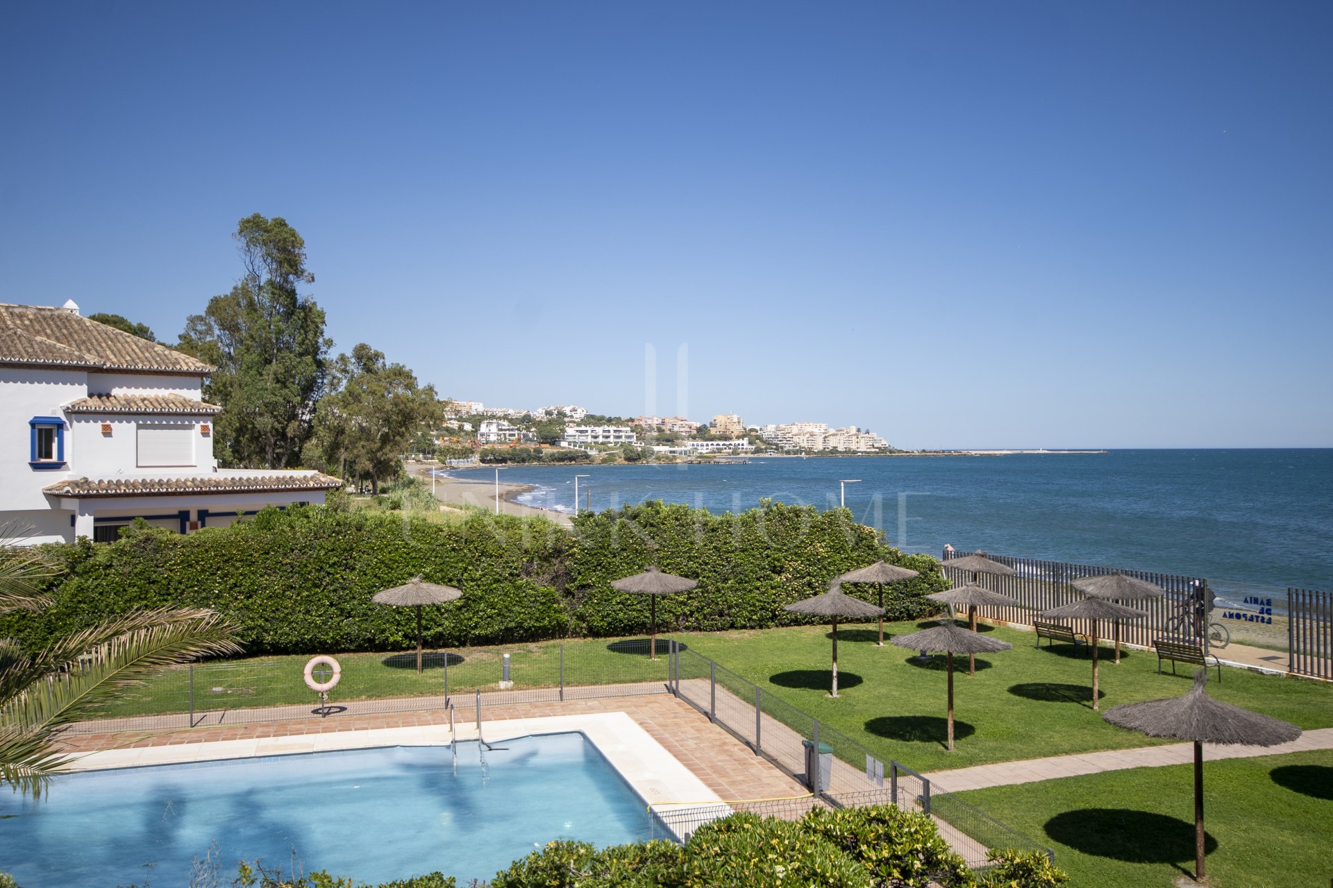 Apartamento Renovado y Amueblado en Primera Línea de Playa con Vistas al Mar en Bahía de Estepona