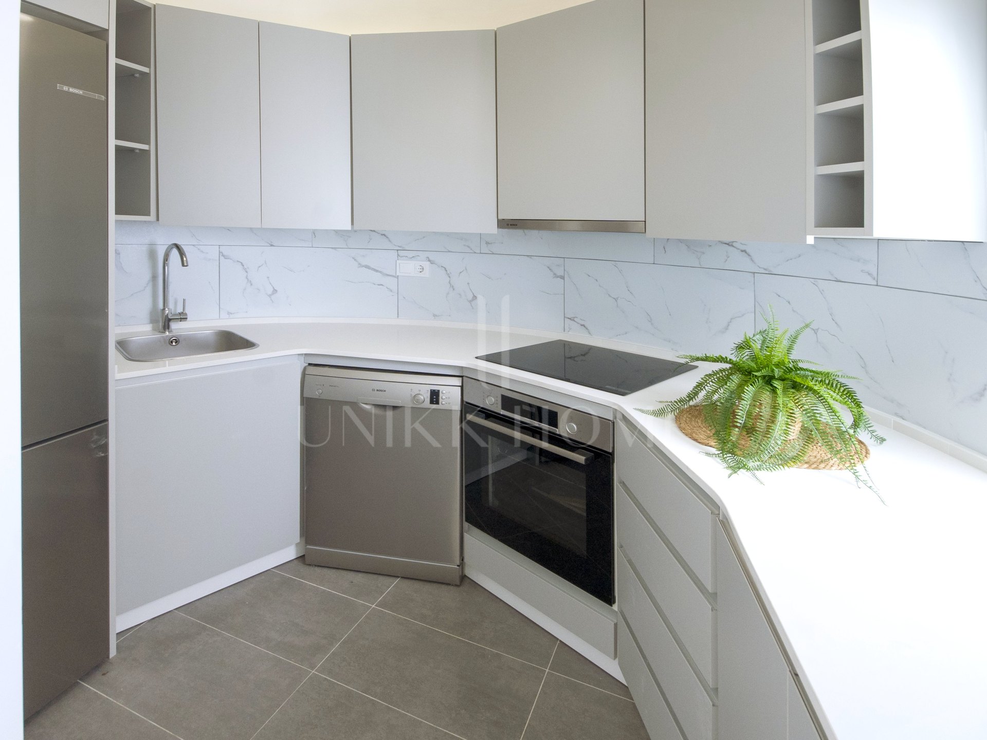 Apartamento Renovado y Amueblado en Primera Línea de Playa con Vistas al Mar en Bahía de Estepona