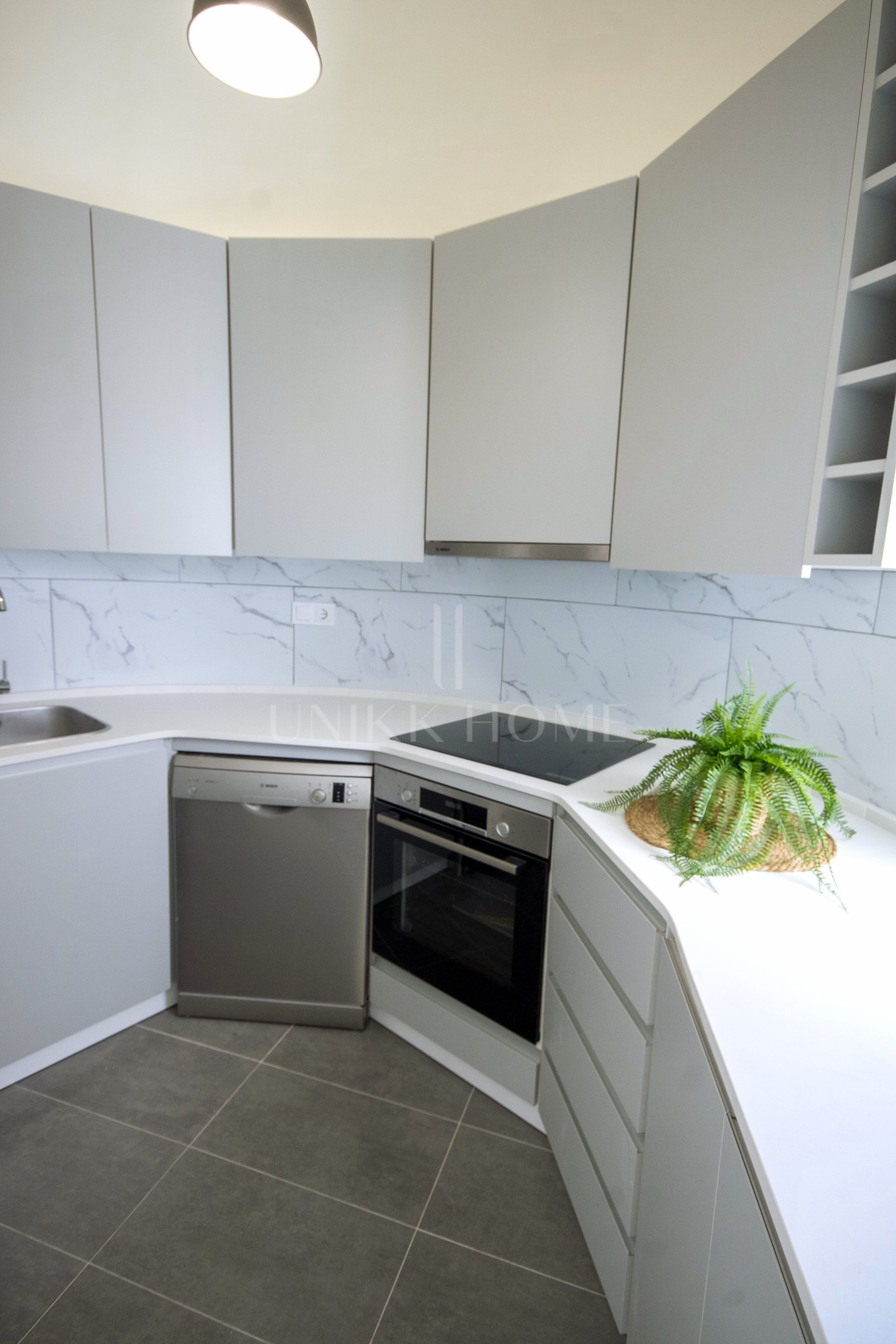 Apartamento Renovado y Amueblado en Primera Línea de Playa con Vistas al Mar en Bahía de Estepona