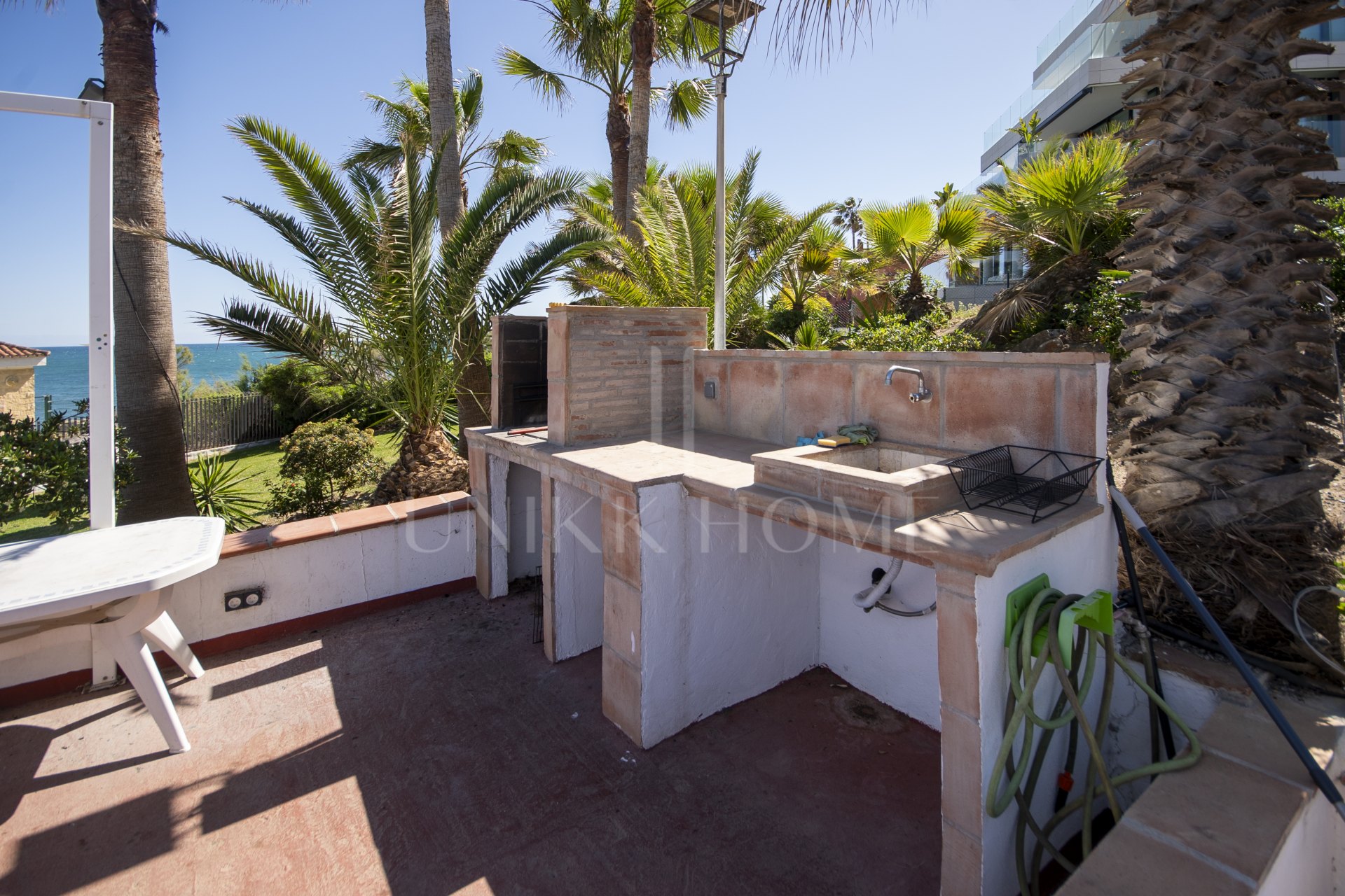Apartamento Renovado y Amueblado en Primera Línea de Playa con Vistas al Mar en Bahía de Estepona