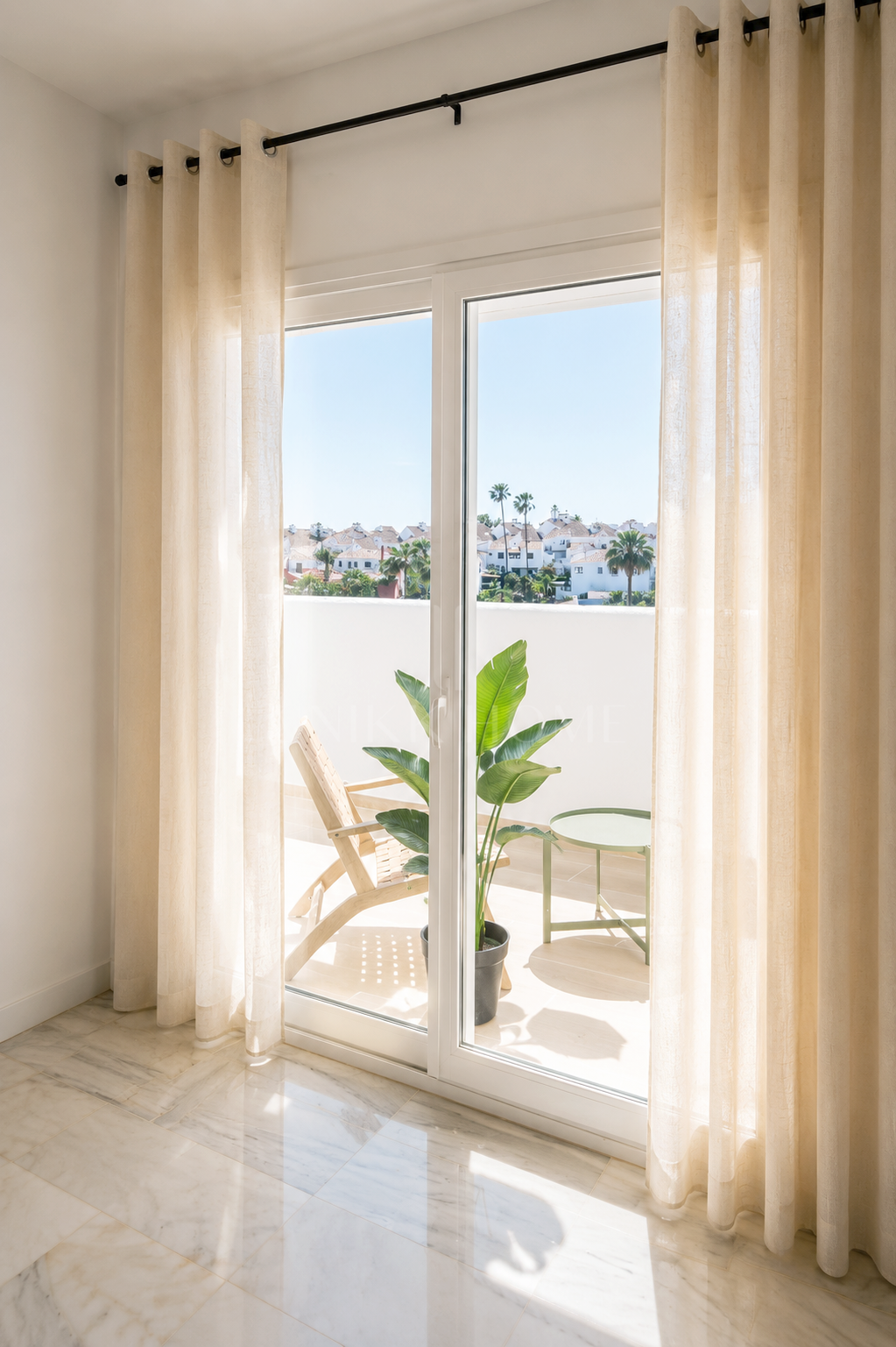 Apartamento Renovado y Amueblado en Primera Línea de Playa con Vistas al Mar en Bahía de Estepona
